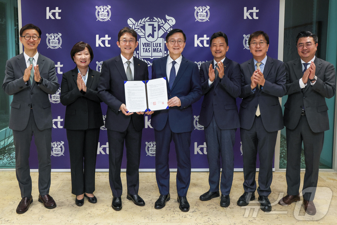 (서울=뉴스1) = KT와 서울대학교가 인공지능(AI) 정보보안 분야 인재양성, 산학 연구협력, 기술교류 및 공동 협력 기반 조성을 위한 양해각서를 체결했다고 20일 밝혔다. 사진 …