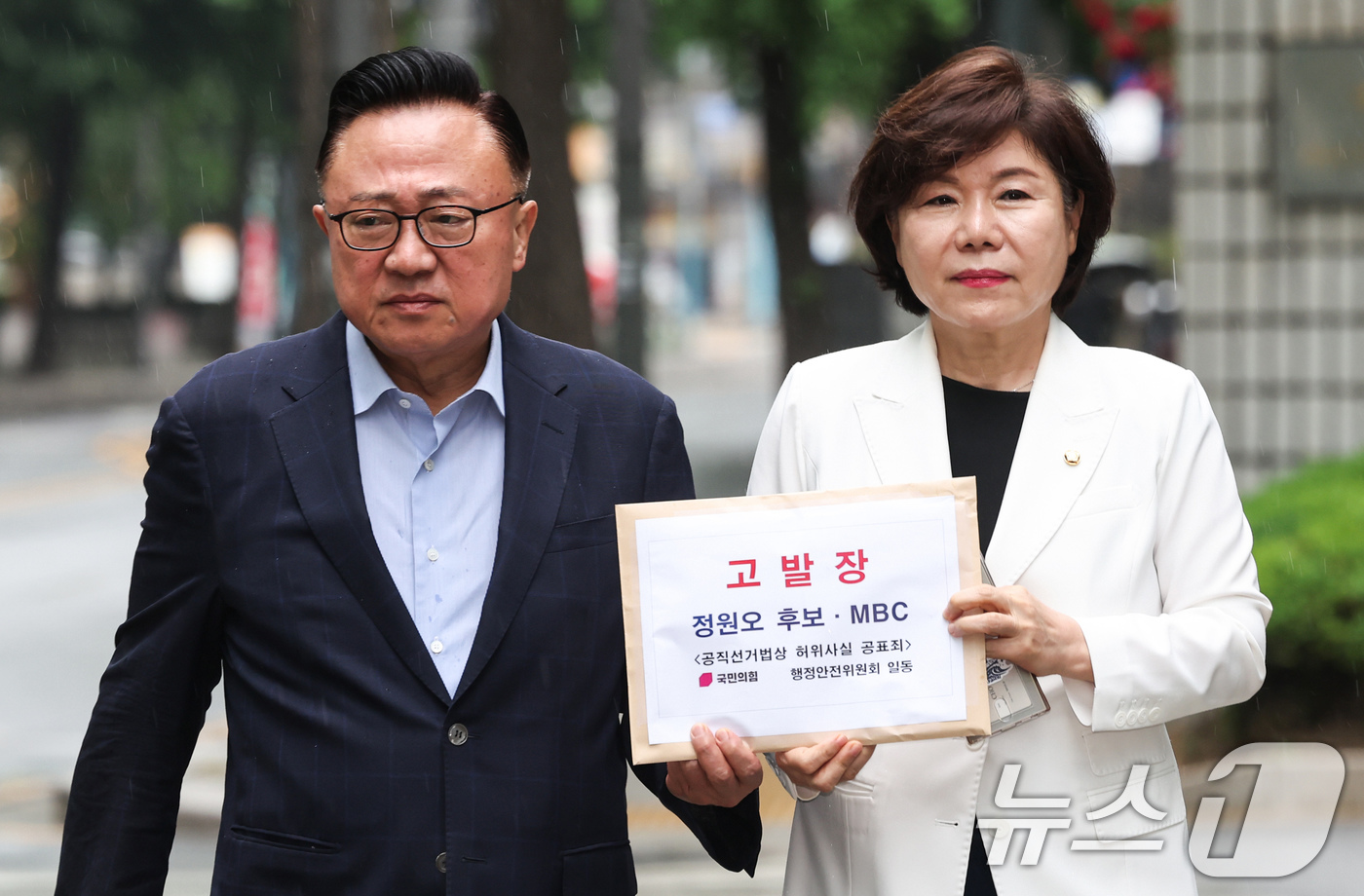(서울=뉴스1) 임지훈 인턴기자 = 국민의힘 국회 행정안전위원인 조은희, 고동진 의원이 20일 오전 정원오 더불어민주당 서울시장 후보와 MBC를  공직선거법상 허위사실 공표죄 고발 …