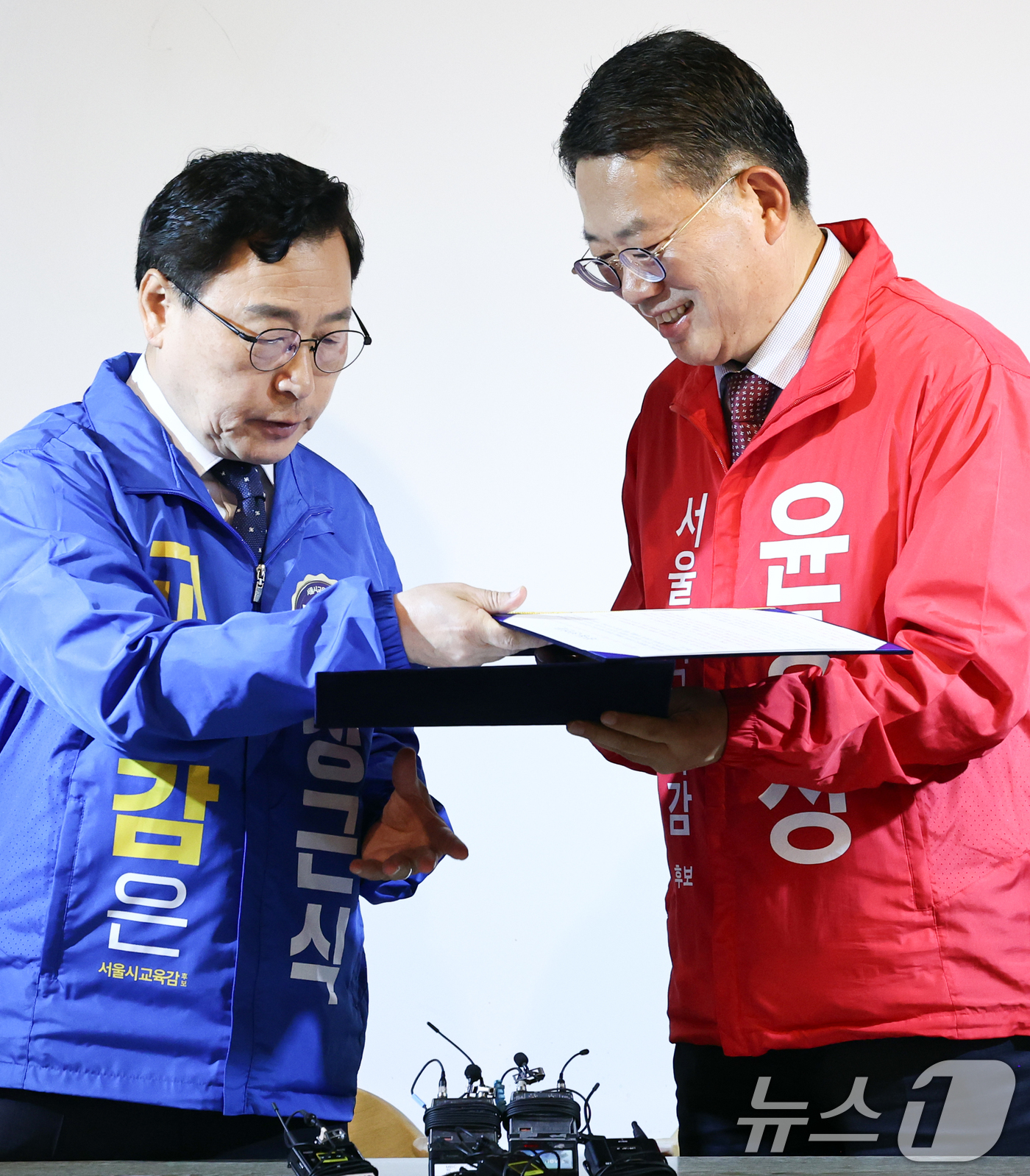 (서울=뉴스1) 최지환 기자 = 정근식(왼쪽), 윤호상 서울시교육감 후보가 20일 서울 종로구 종로문화공간온에서 '품격있는 서울시교육감 선거와 미래교육을 위한 공동선언문'을 발표하 …
