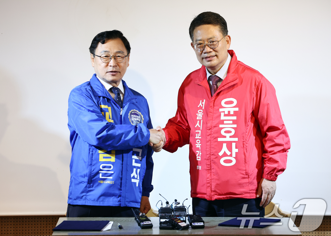 (서울=뉴스1) 최지환 기자 = 정근식(왼쪽), 윤호상 서울시교육감 후보가 20일 서울 종로구 종로문화공간온에서 '품격있는 서울시교육감 선거와 미래교육을 위한 공동선언문' 발표를 …