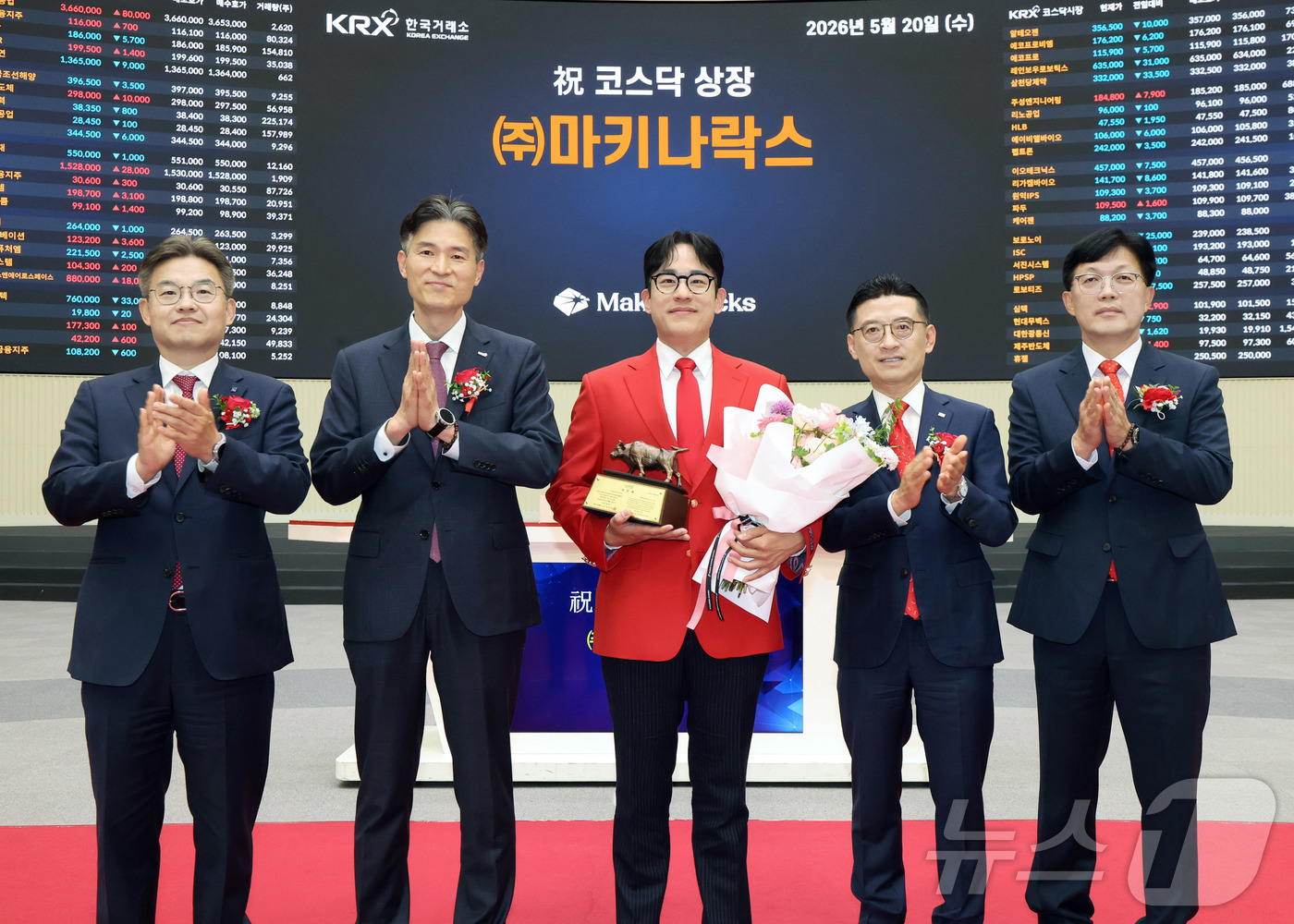 (서울=뉴스1) = 한국거래소 코스닥시장본부는 20일 오전 서울사옥 홍보관에서 마키나락스의 코스닥시장 상장기념식을 개최했다고 밝혔다. 사진은 상장 기념식 후 기념 사진 촬영하는 박 …