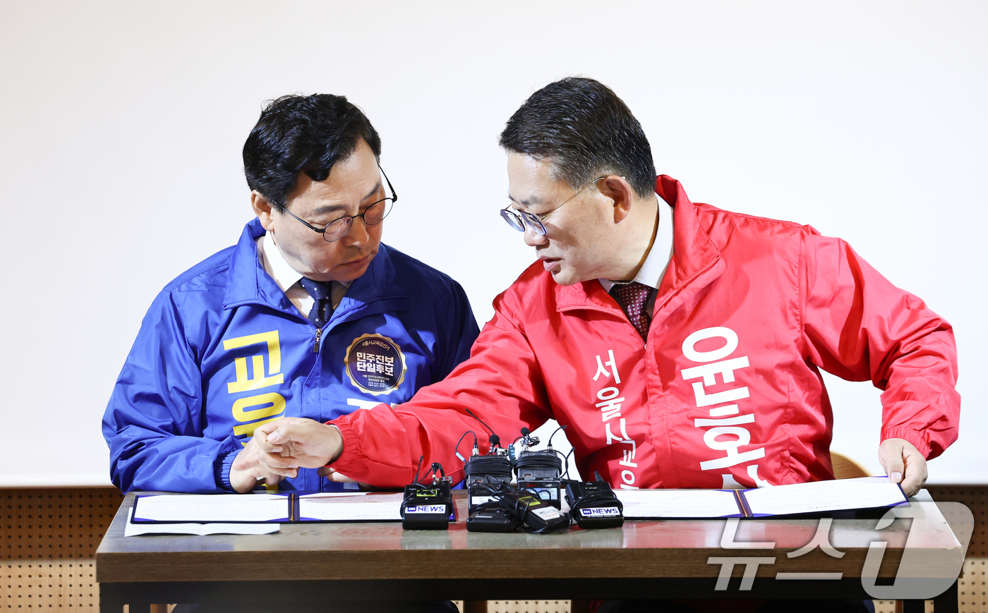 (서울=뉴스1) 최지환 기자 = 정근식(왼쪽), 윤호상 서울시교육감 후보가 20일 서울 종로구 종로문화공간온에 '품격있는 서울시교육감 선거와 미래교육을 위한 공동선언문' 발표를 앞 …
