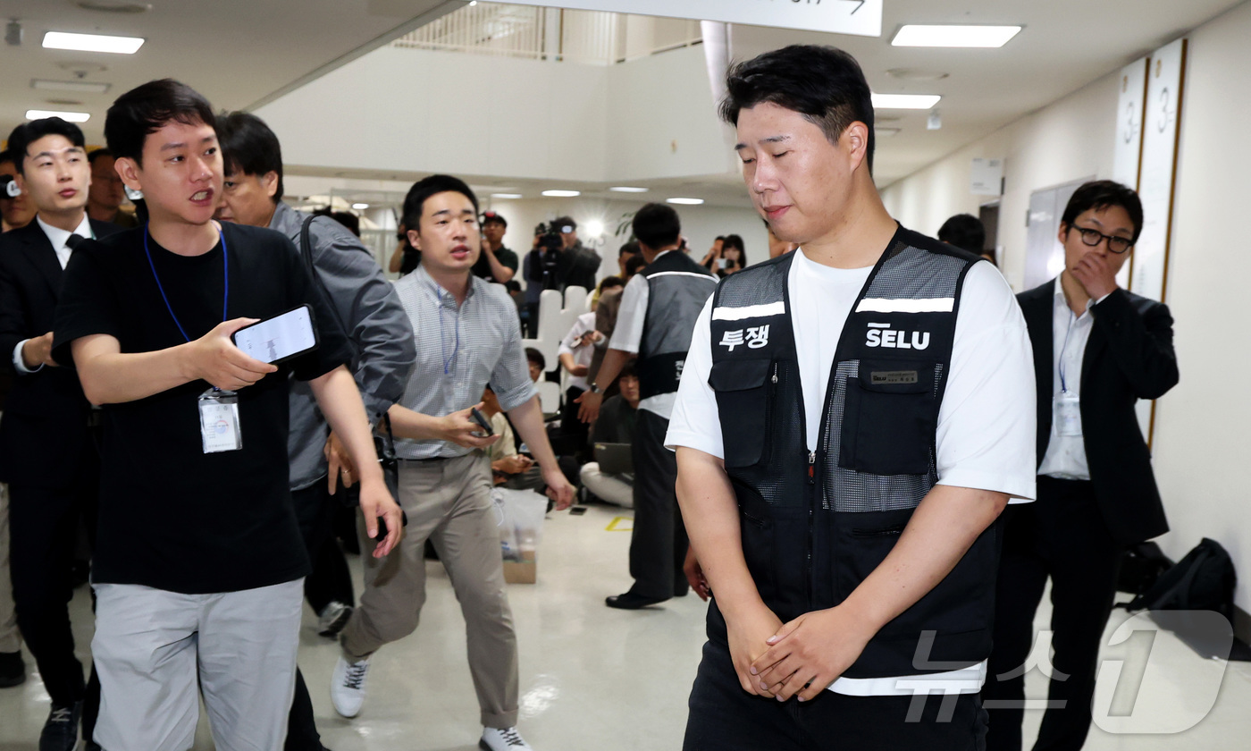(세종=뉴스1) 김기남 기자 = 최승호 삼성그룹 초기업노동조합 삼성전자지부 위원장이 20일 정부세종청사 중앙노동위에서 협상 시작전 입장을 밝히고 회의실에 들어가고 있다. 2026. …