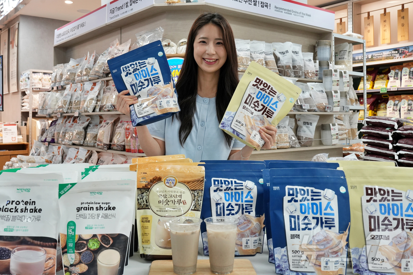 (서울=뉴스1) = 롯데마트·슈퍼가 여름철 대표 전통 간식인 미숫가루에 저당·고단백 트렌드를 접목한 상품 라인업을 확대한다고 20일 밝혔다. 사진은 롯데마트 제타플렉스 잠실점에서 …