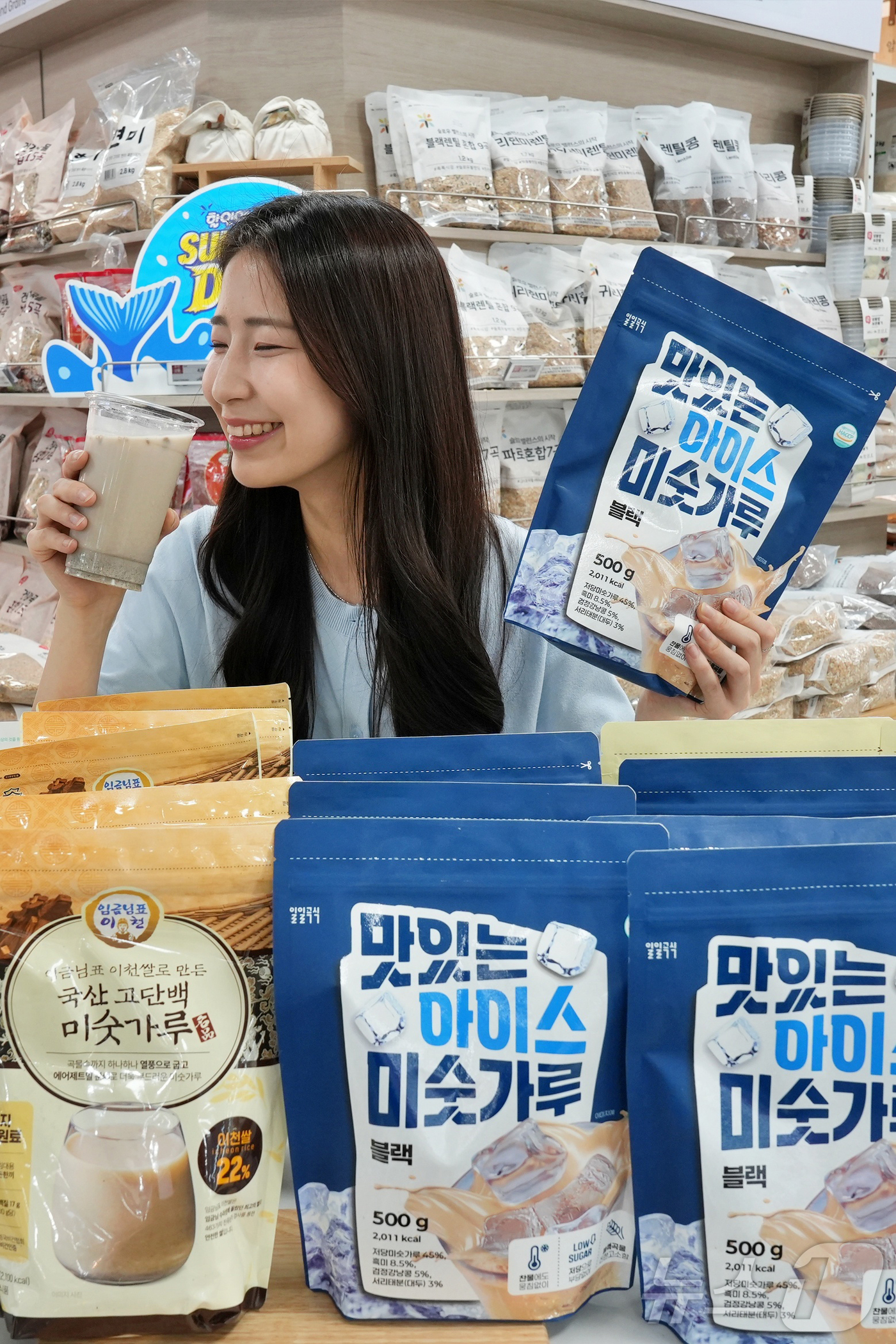 (서울=뉴스1) = 롯데마트·슈퍼가 여름철 대표 전통 간식인 미숫가루에 저당·고단백 트렌드를 접목한 상품 라인업을 확대한다고 20일 밝혔다. 사진은 롯데마트 제타플렉스 잠실점에서 …
