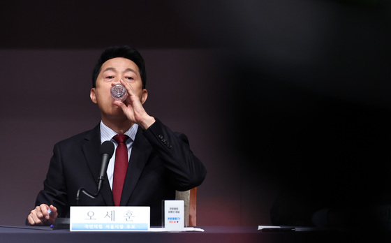 물 마시는 오세훈 후보