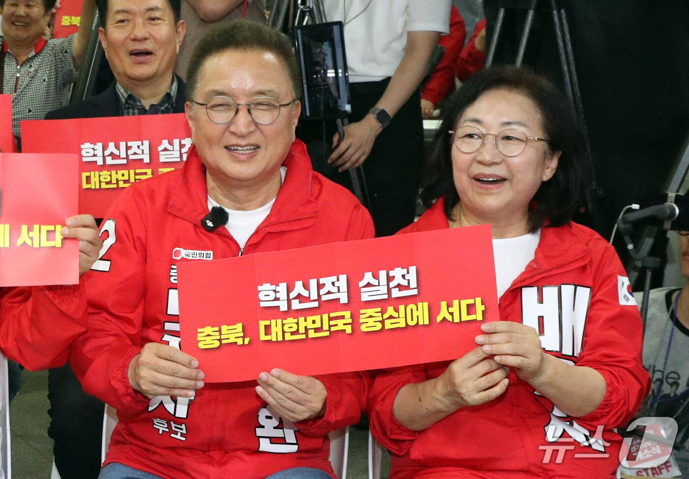 본문 이미지 - 김영환 국민의힘 충북지사 후보와 배우자 전은주 씨.(자료사진)/뉴스1