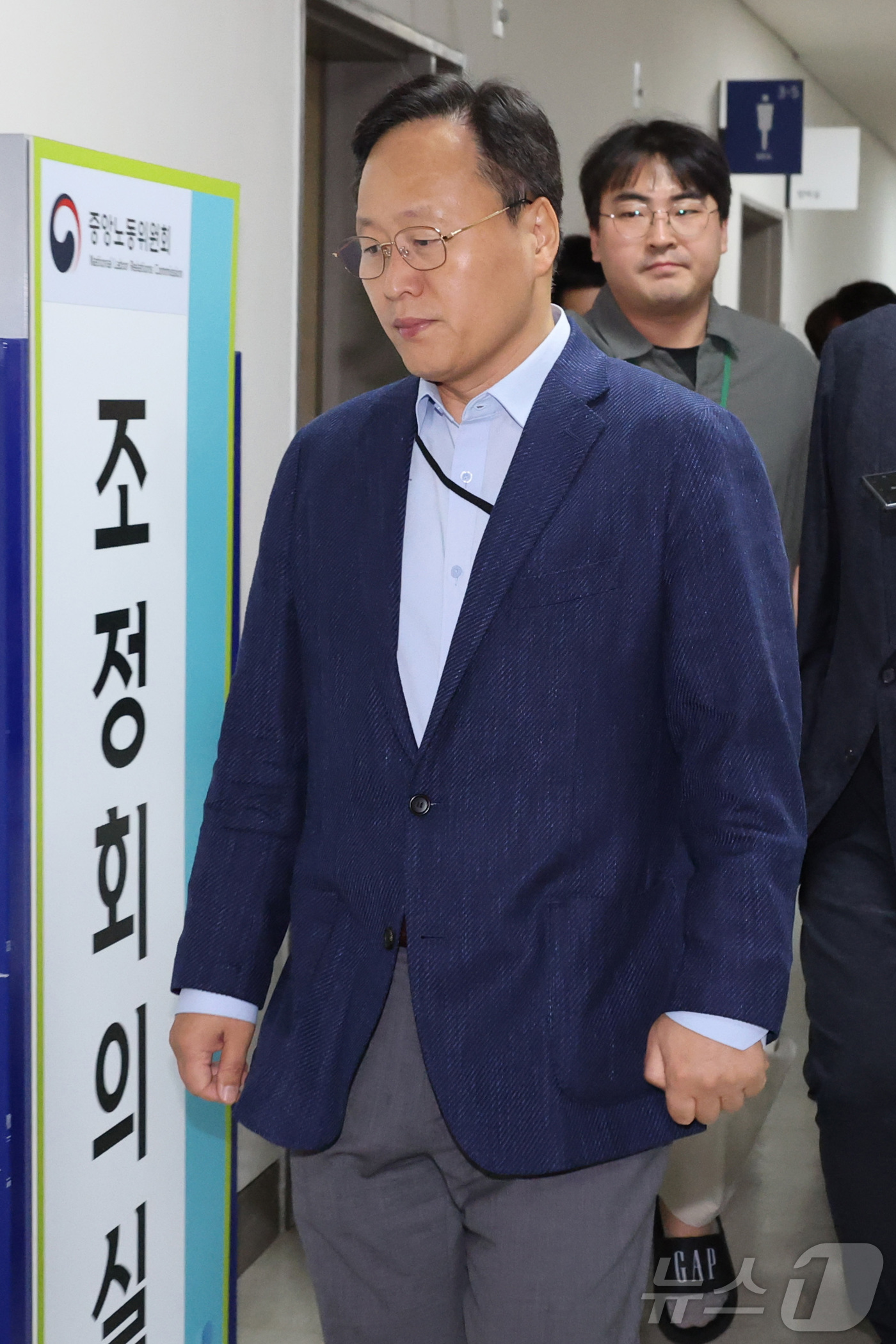 (세종=뉴스1) 김기남 기자 = 여명구 DS(디바이스솔루션·반도체 사업 담당 피플팀장) 삼성전자 사측 대표교섭위원인이 20일 세종시 정부세종청사 중앙노동위원회에서 삼성전자 노·사 …