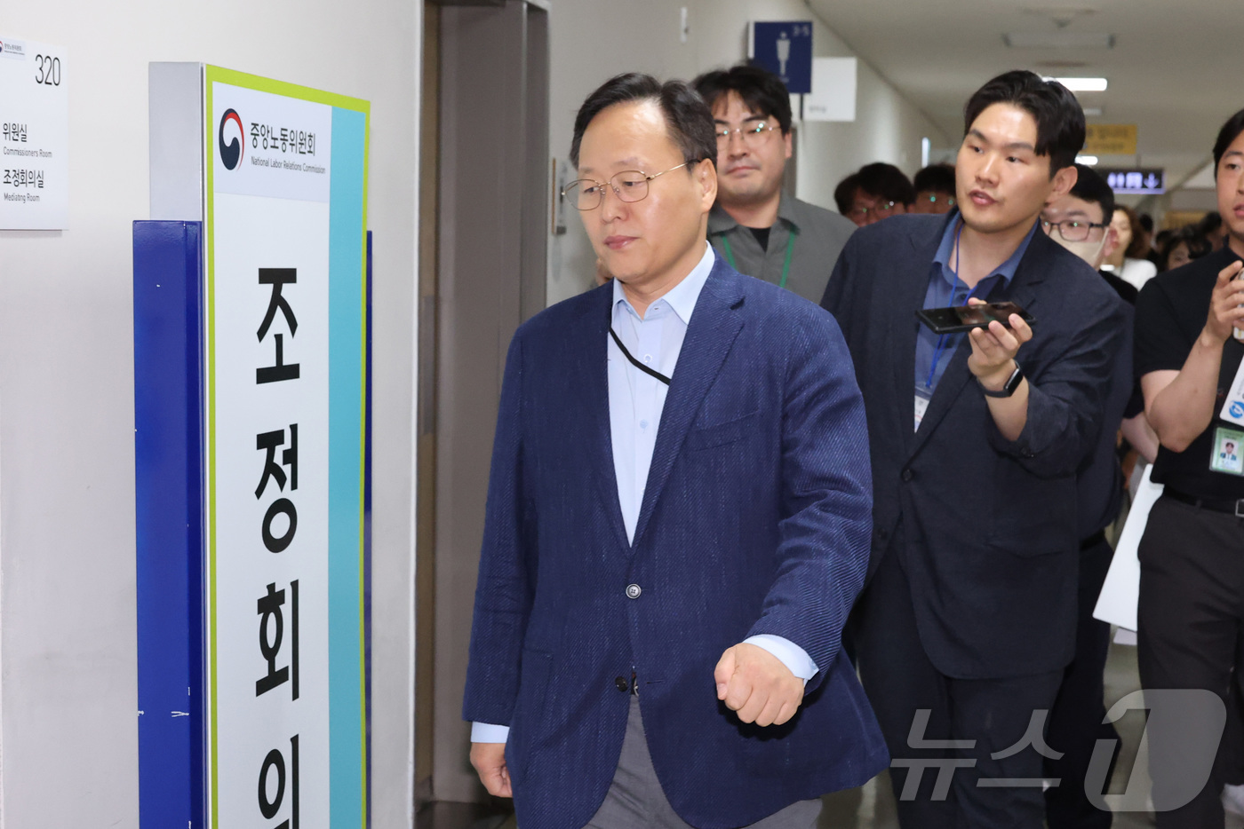 (세종=뉴스1) 김기남 기자 = 여명구 DS(디바이스솔루션·반도체 사업 담당 피플팀장) 삼성전자 사측 대표교섭위원인이 20일 세종시 정부세종청사 중앙노동위원회에서 삼성전자 노·사 …