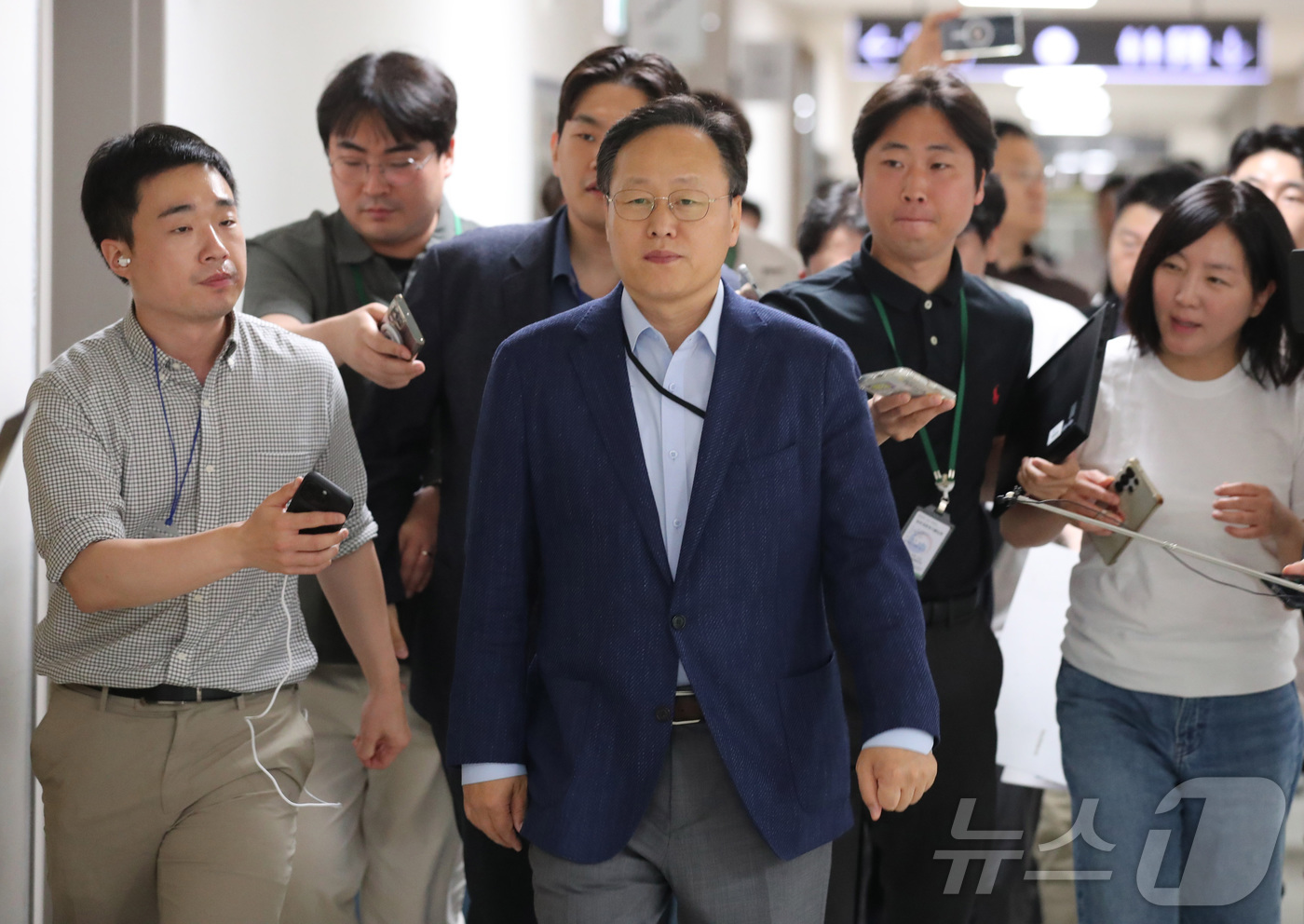 (세종=뉴스1) 김기남 기자 = 여명구 DS(디바이스솔루션·반도체 사업 담당 피플팀장) 삼성전자 사측 대표교섭위원인이 20일 세종시 정부세종청사 중앙노동위원회에서 삼성전자 노·사 …