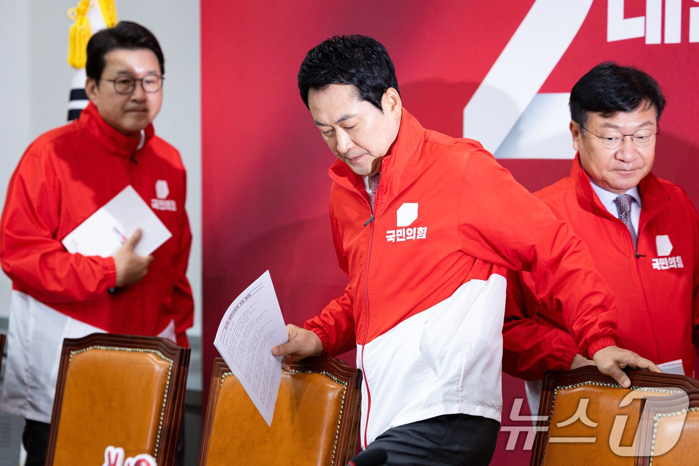 본문 이미지 - 장동혁 국민의힘 대표를 비롯한 선대위원들이 20일 서울 여의도 국회에서 열린 중앙선거대책위원회의에 참석하고 있다. 2026.5.20 ⓒ 뉴스1 유승관 기자