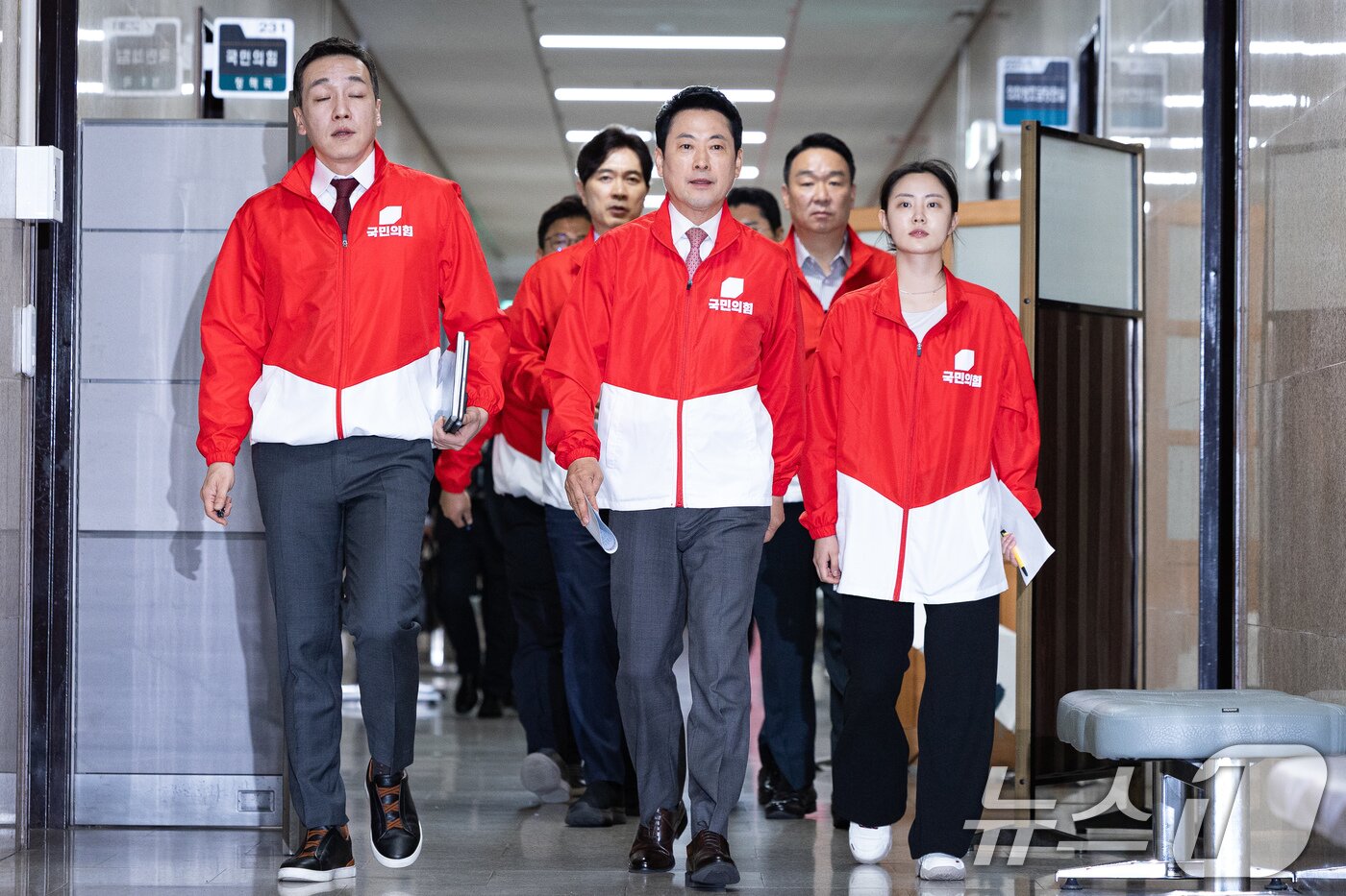 본문 이미지 - 장동혁 국민의힘 대표를 비롯한 선대위원들이 20일 서울 여의도 국회에서 열린 중앙선거대책위원회의에 참석하고 있다. 2026.5.20 ⓒ 뉴스1 유승관 기자