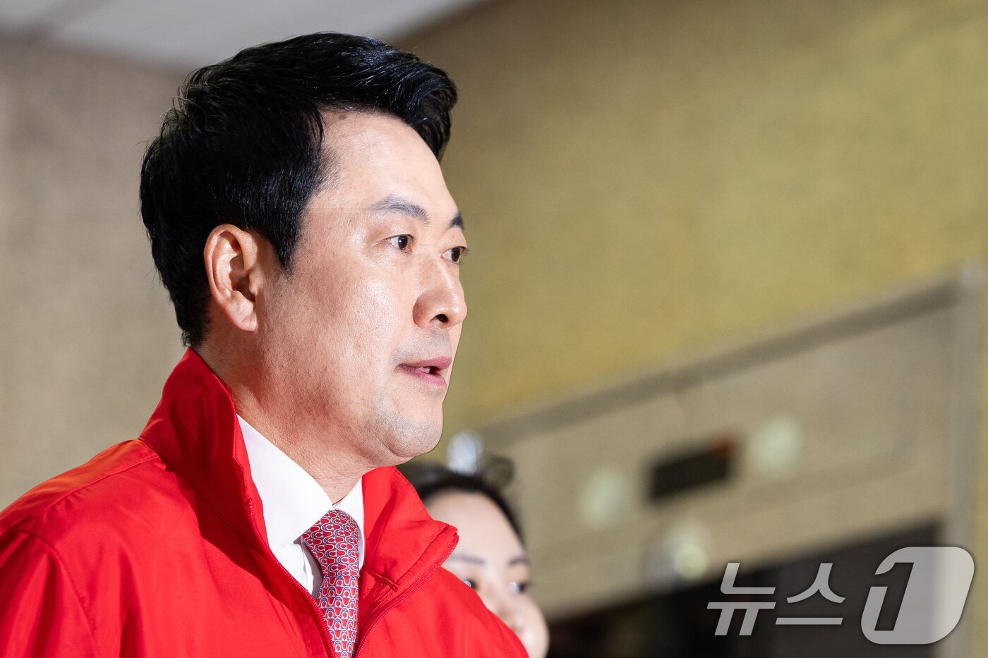 본문 이미지 - 장동혁 국민의힘 대표를 비롯한 선대위원들이 20일 서울 여의도 국회에서 열린 중앙선거대책위원회의에 참석하고 있다. 2026.5.20 ⓒ 뉴스1 유승관 기자