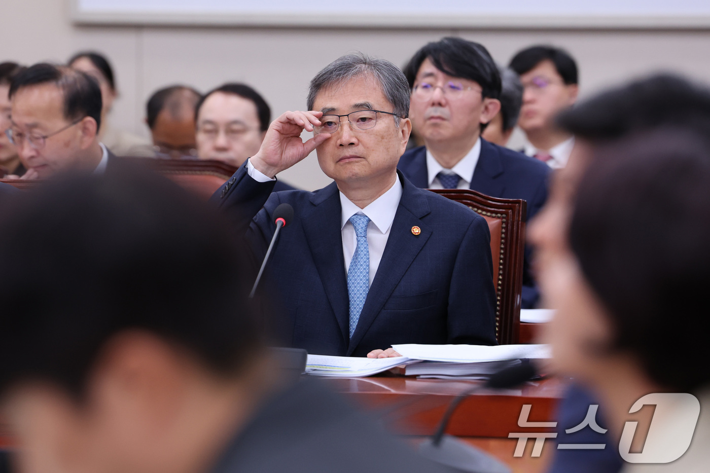 (서울=뉴스1) 신웅수 기자 = 조현 외교부 장관이 20일 서울 여의도 국회 외교통일위원회에서 열린 나무호 피격사건 현안질의에서 안경을 고쳐쓰고 있다. 2026.5.20/뉴스1