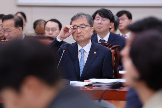안경 고쳐쓰는 조현 장관