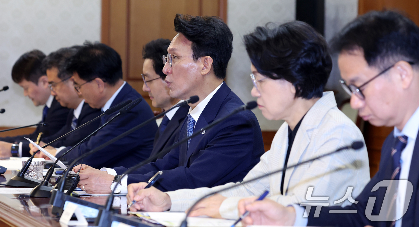 (서울=뉴스1) 김명섭 기자 = 김민석 국무총리가 20일 오전 서울 종로구 세종대로 정부서울청사에서 열린 공명선거 관계장관회의에서 모두 발언을 하고 있다. 2026.5.20/뉴스1 …