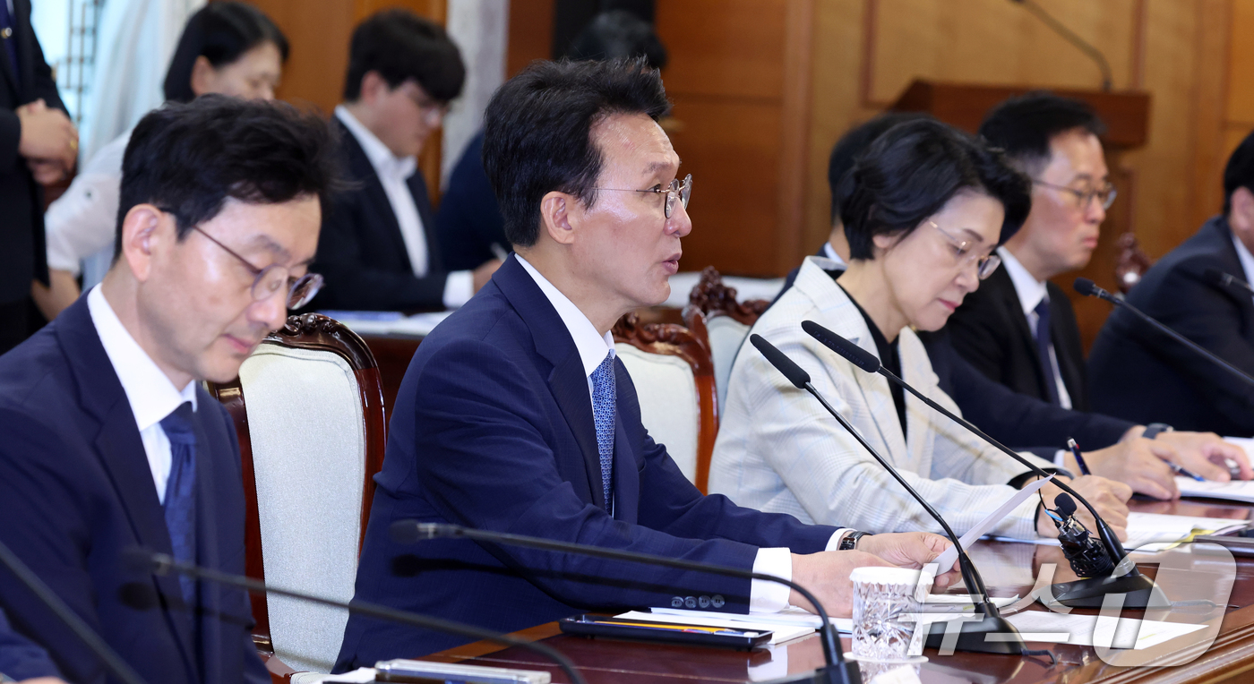 (서울=뉴스1) 김명섭 기자 = 김민석 국무총리가 20일 오전 서울 종로구 세종대로 정부서울청사에서 열린 공명선거 관계장관회의에서 모두 발언을 하고 있다. 2026.5.20/뉴스1 …
