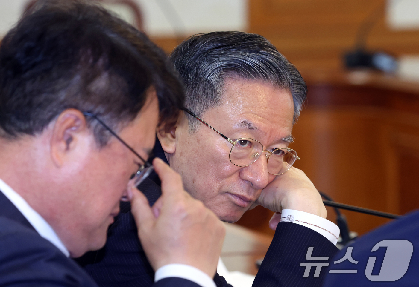 (서울=뉴스1) 김명섭 기자 = 정성호 법무부 장관과 김대현 문화체육관광부 2차관이  20일 오전 서울 종로구 세종대로 정부서울청사에서 열린 공명선거 관계장관회의에서 대화를 하고 …