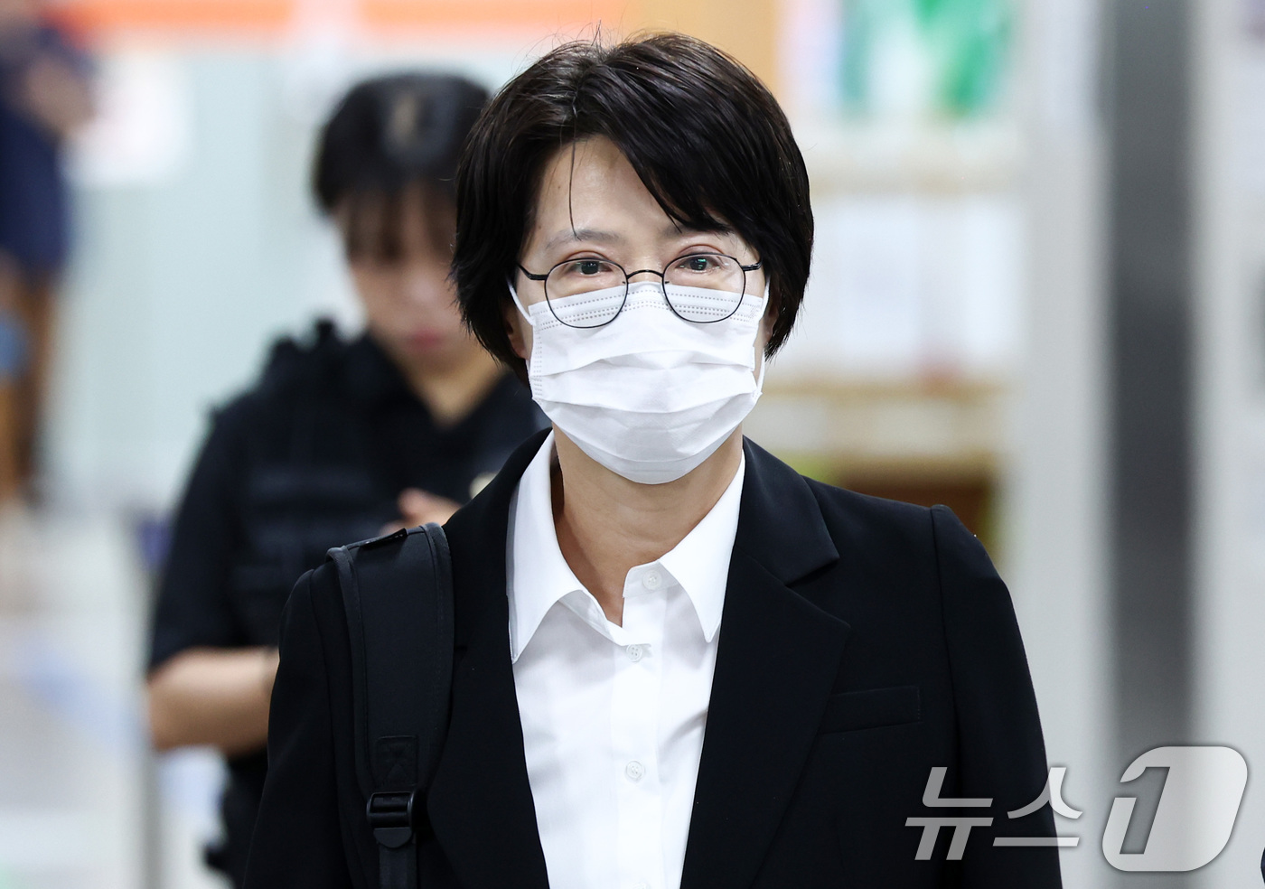 (서울=뉴스1) 최지환 기자 = 쿠팡 퇴직금 사건 관련 수사를 무마한 혐의로 기소된 김동희 부산고검 검사가 20일 오전 서울 서초구 서울중앙지방법원에서 열린 공판에 출석하고 있다. …