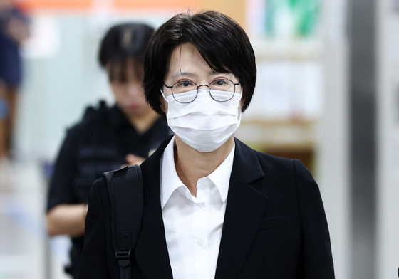 법정 들어가는 '쿠팡 수사 무마 의혹' 김동희 검사