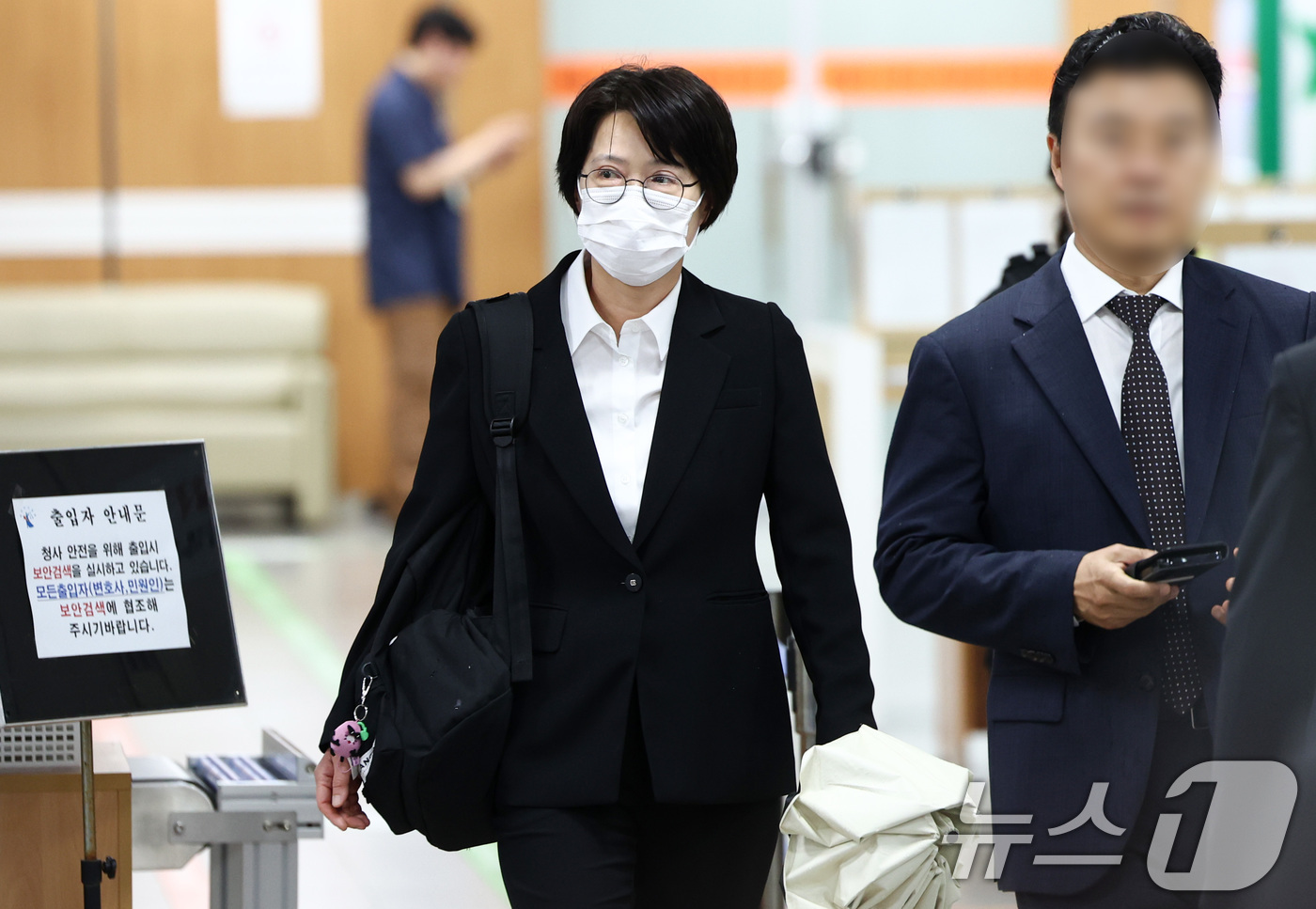 (서울=뉴스1) 최지환 기자 = 쿠팡 퇴직금 사건 관련 수사를 무마한 혐의로 기소된 김동희 부산고검 검사가 20일 오전 서울 서초구 서울중앙지방법원에서 열린 공판에 출석하고 있다. …