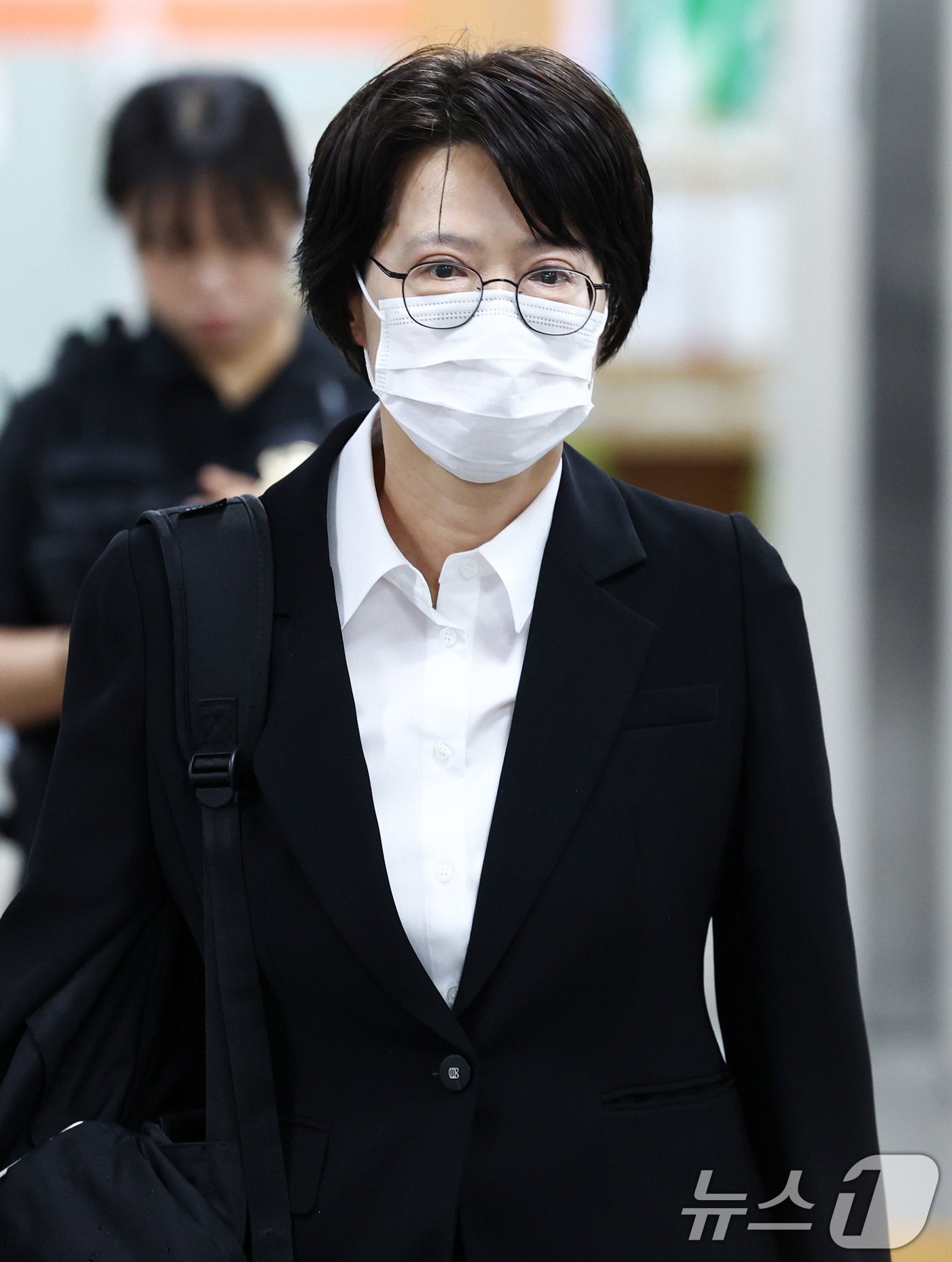 (서울=뉴스1) 최지환 기자 = 쿠팡 퇴직금 사건 관련 수사를 무마한 혐의로 기소된 김동희 부산고검 검사가 20일 오전 서울 서초구 서울중앙지방법원에서 열린 공판에 출석하고 있다. …