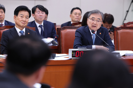 외교통일위원회 현안질의 답변하는 조현 장관