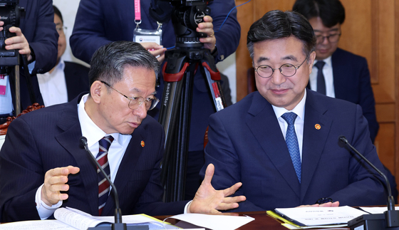 윤호중·정성호 장관 대화