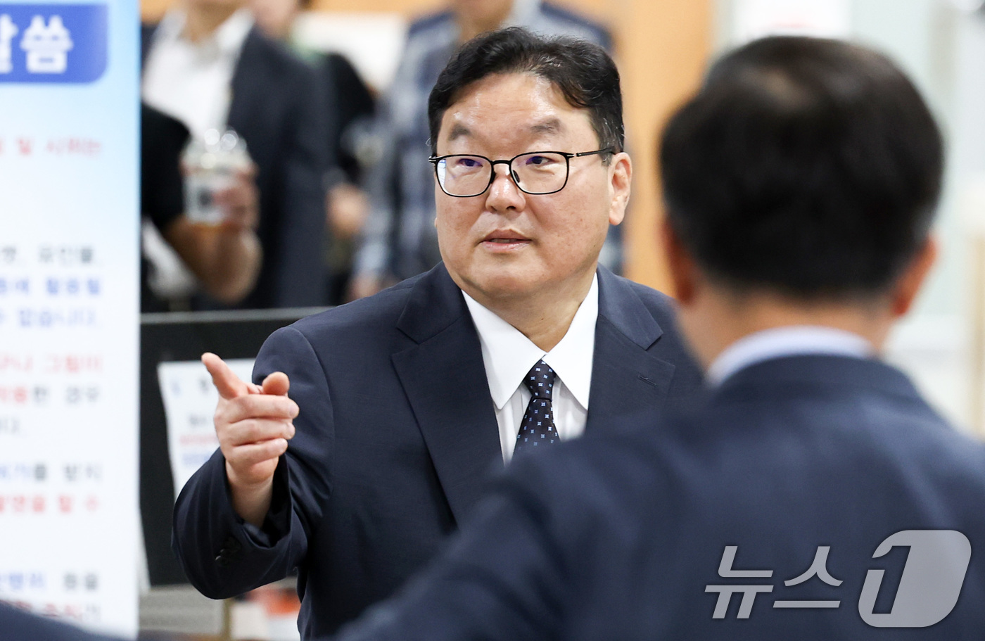 (서울=뉴스1) 최지환 기자 = 쿠팡 퇴직금 사건 관련 수사를 무마한 혐의로 기소된 엄희준 광주고검 검사가 20일 오전 서울 서초구 서울중앙지방법원에서 열린 공판에 출석하고 있다. …