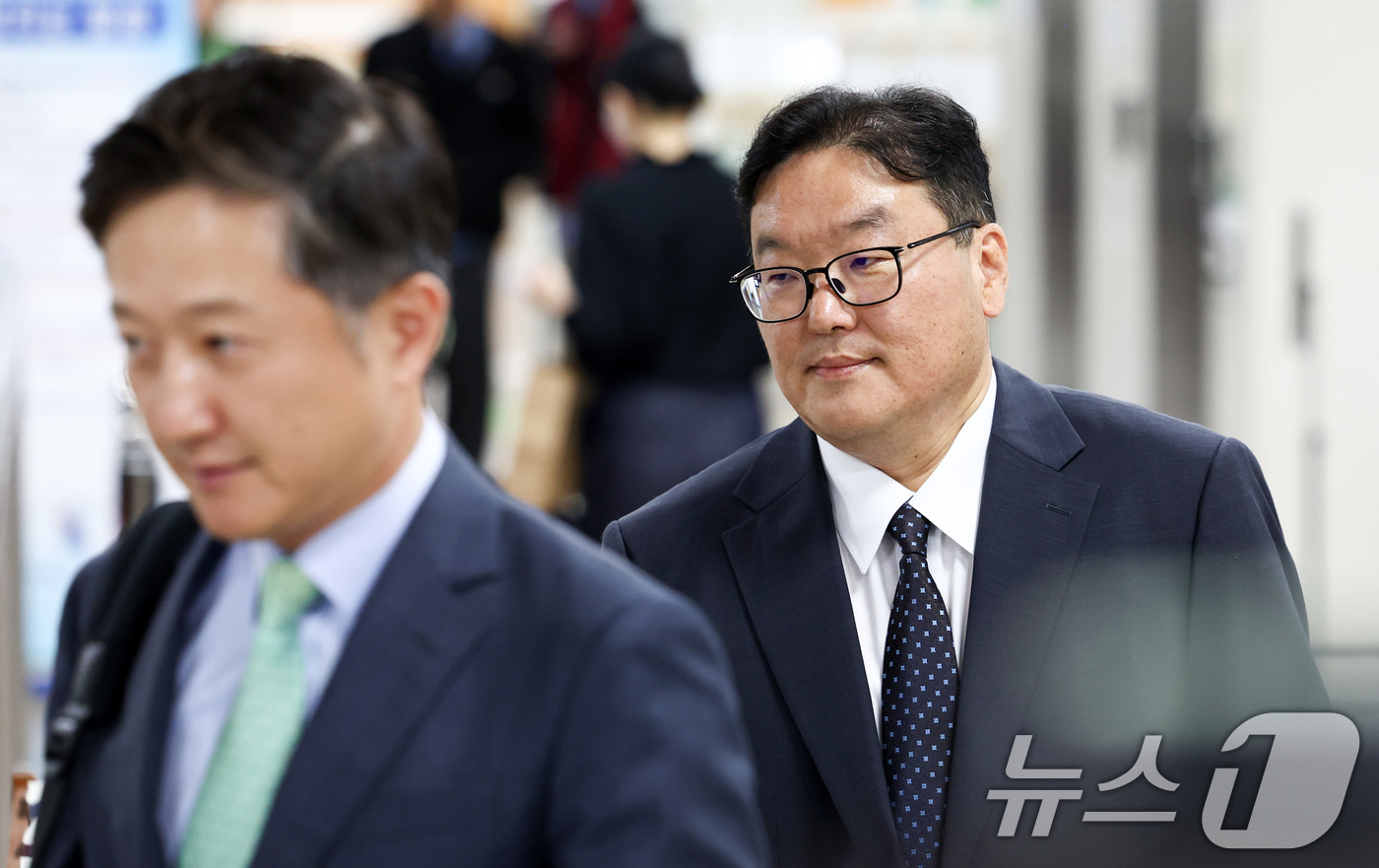 (서울=뉴스1) 최지환 기자 = 쿠팡 퇴직금 사건 관련 수사를 무마한 혐의로 기소된 엄희준 광주고검 검사가 20일 오전 서울 서초구 서울중앙지방법원에서 열린 공판에 출석하고 있다. …