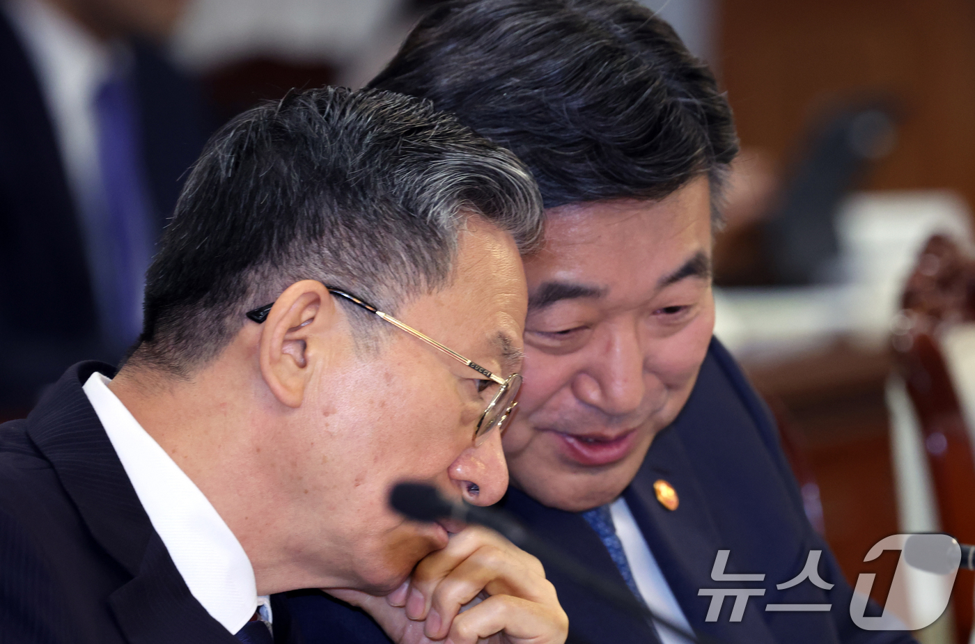 (서울=뉴스1) 김명섭 기자 = 윤호중 행정안전부 장관과 정성호 법무부 장관이  20일 오전 서울 종로구 세종대로 정부서울청사에서 열린 공명선거 관계장관회의에서 대화를 하고 있다. …