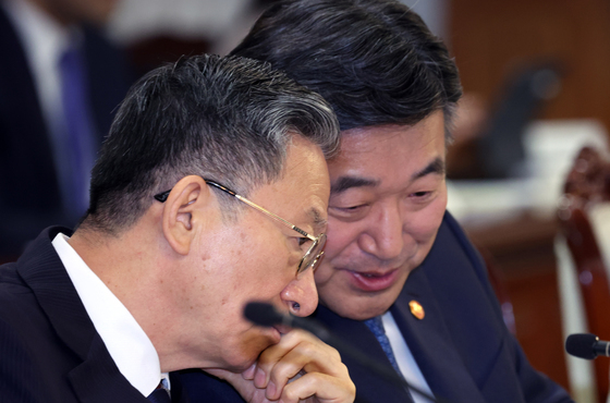 공명선거 머리맞댄 윤호중·정성호 장관