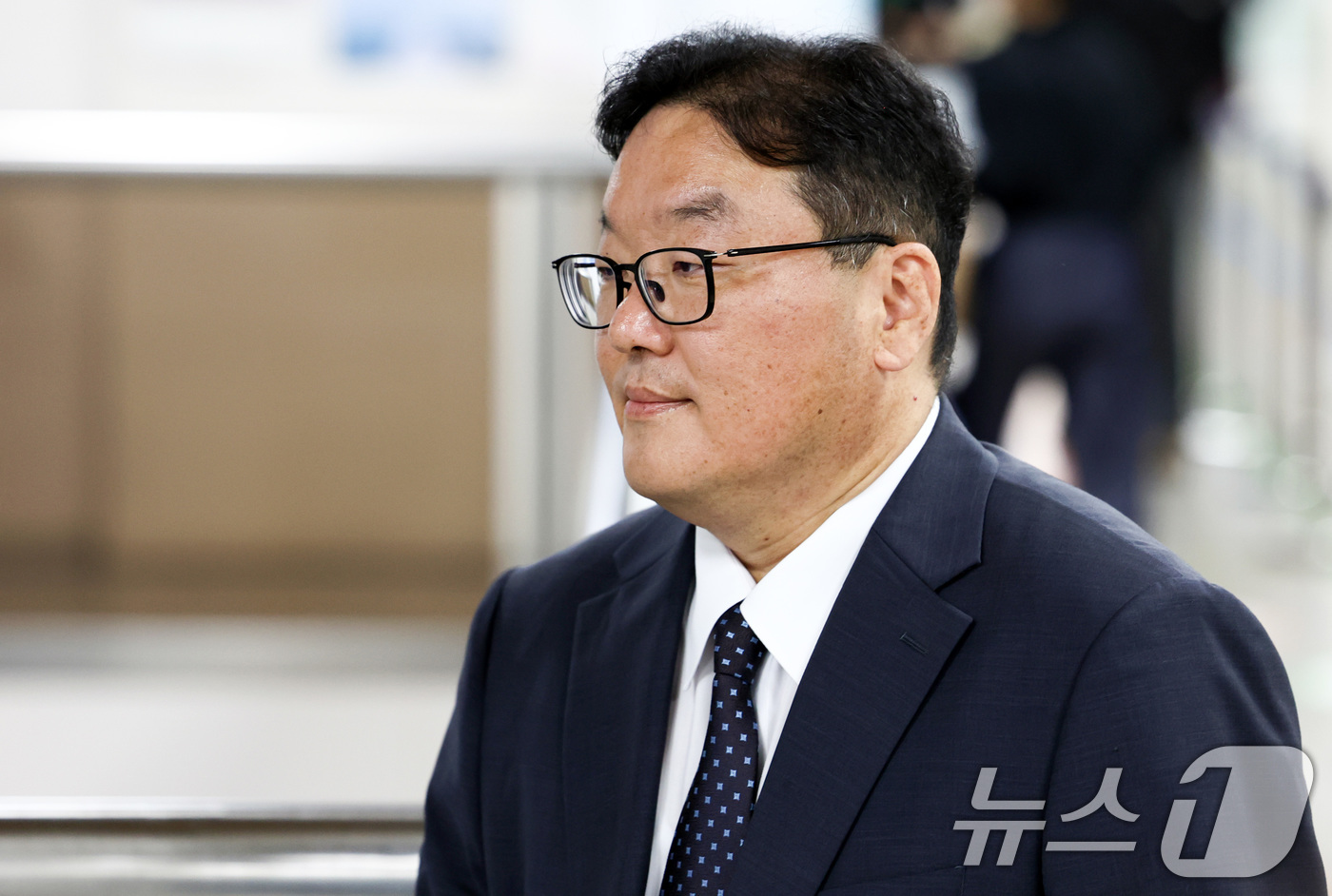 (서울=뉴스1) 최지환 기자 = 쿠팡 퇴직금 사건 관련 수사를 무마한 혐의로 기소된 엄희준 광주고검 검사가 20일 오전 서울 서초구 서울중앙지방법원에서 열린 공판에 출석하고 있다. …