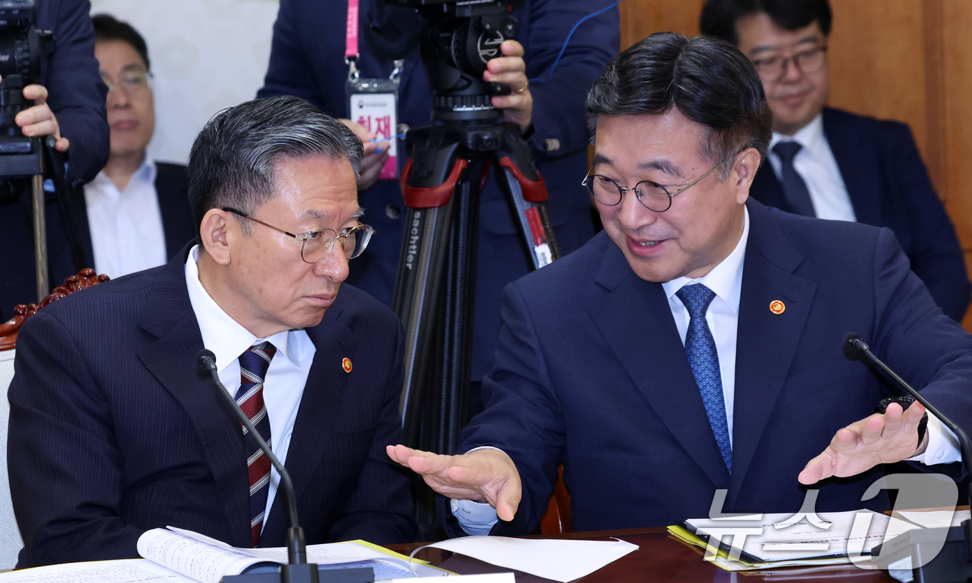 (서울=뉴스1) 김명섭 기자 = 윤호중 행정안전부 장관과 정성호 법무부 장관이  20일 오전 서울 종로구 세종대로 정부서울청사에서 열린 공명선거 관계장관회의에서 대화를 하고 있다. …