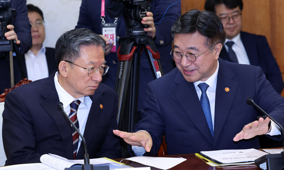 공명선거 대화하는 윤호중·정성호 장관