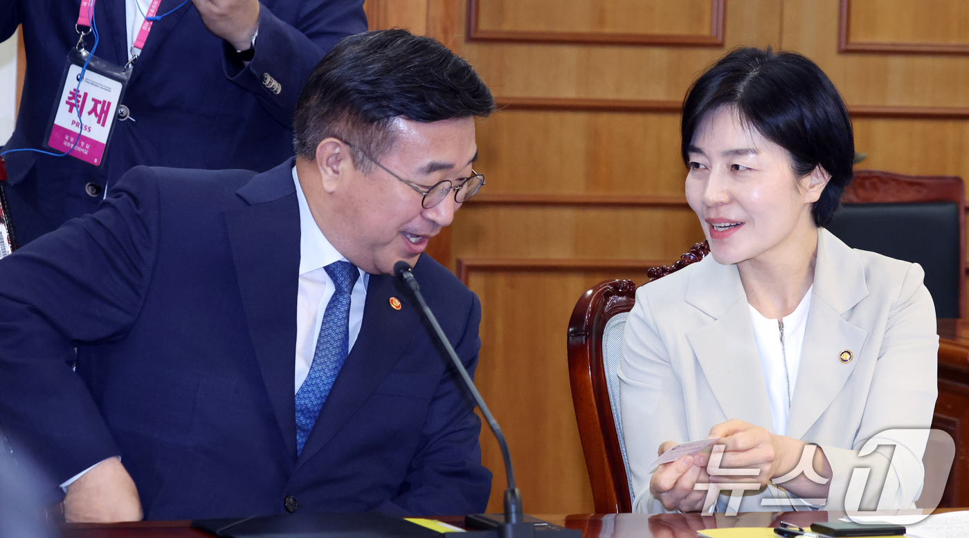 (서울=뉴스1) 김명섭 기자 = 윤호중 행정안전부 장관과 현수엽 신임 보건복지부 1차관이  20일 오전 서울 종로구 세종대로 정부서울청사에서 열린 공명선거 관계장관회의에서 인사를 …