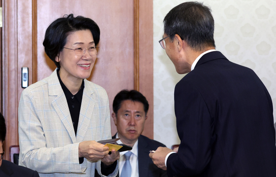 인사하는 최은옥 차관과 유재성 직무대행