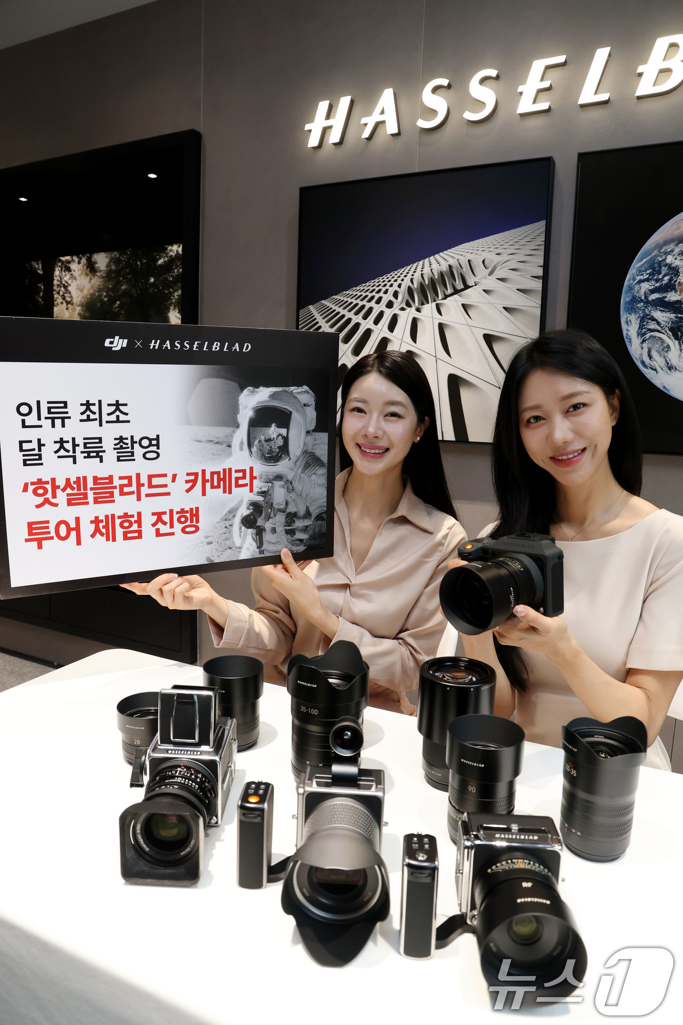 (서울=뉴스1) 이광호 기자 = 20일 오전 서울 강남구 신사동에 오프한 DJI ·핫셀블라드 플래그십 매장에서 모델들이 핫셀블라드 제품을 소개하고 있다.이날 오픈한 플래그십 매장에 …