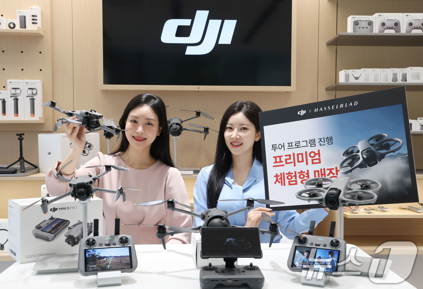 (서울=뉴스1) 이광호 기자 = 20일 오전 서울 강남구 신사동에 오프한 DJI ·핫셀블라드 플래그십 매장에서 모델들이 DJI 제품을 소개하고 있다.이날 오픈한 플래그십 매장에서는 …
