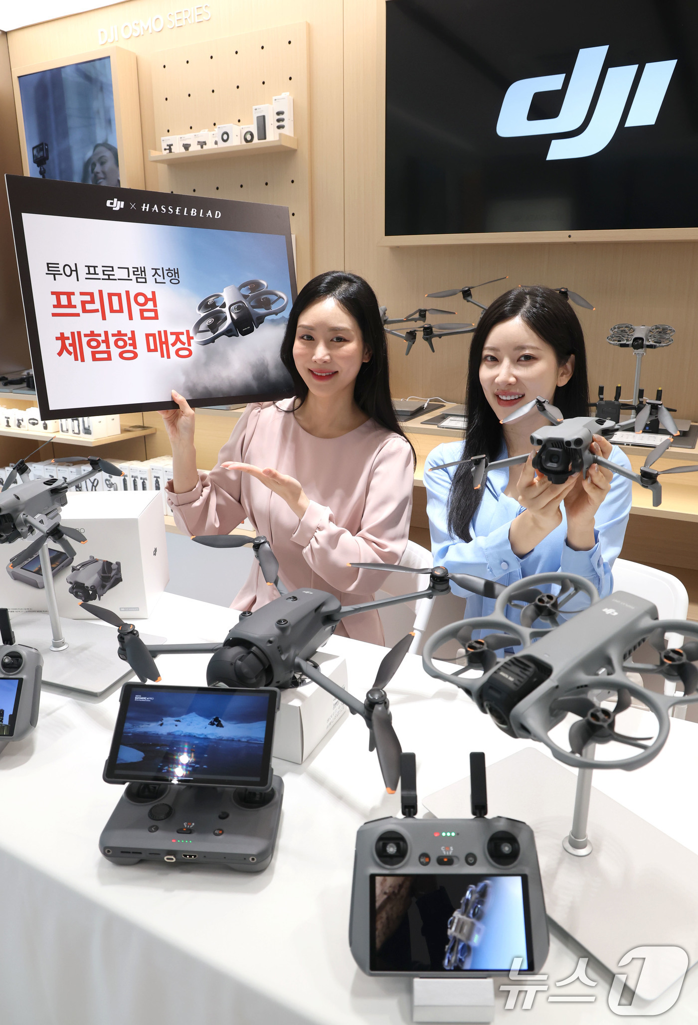 (서울=뉴스1) 이광호 기자 = 20일 오전 서울 강남구 신사동에 오프한 DJI ·핫셀블라드 플래그십 매장에서 모델들이 DJI 제품을 소개하고 있다.이날 오픈한 플래그십 매장에서는 …