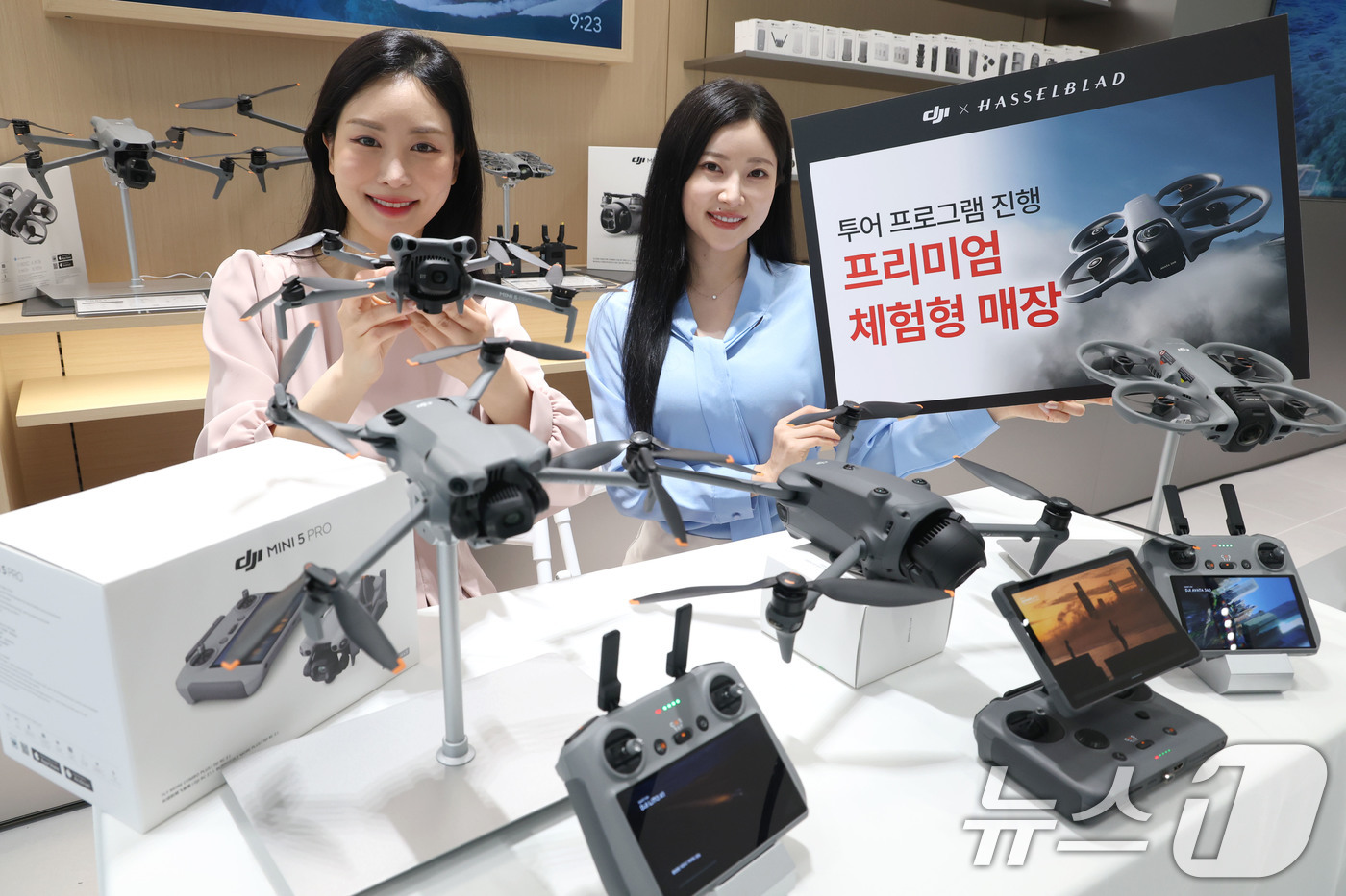 (서울=뉴스1) 이광호 기자 = 20일 오전 서울 강남구 신사동에 오프한 DJI ·핫셀블라드 플래그십 매장에서 모델들이 DJI 제품을 소개하고 있다.이날 오픈한 플래그십 매장에서는 …