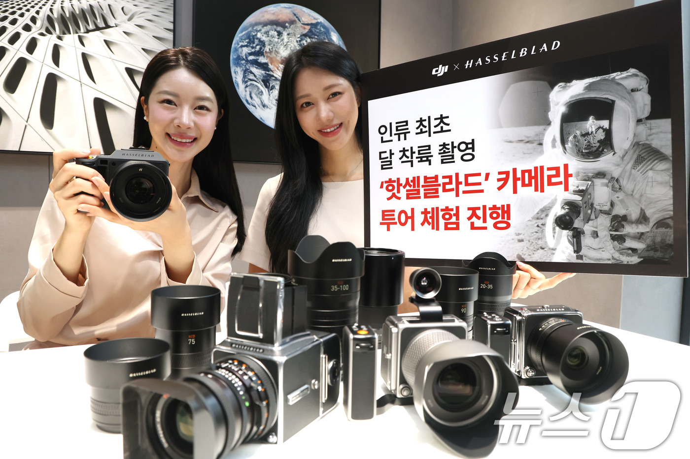 (서울=뉴스1) 이광호 기자 = 20일 오전 서울 강남구 신사동에 오프한 DJI ·핫셀블라드 플래그십 매장에서 모델들이 핫셀블라드 제품을 소개하고 있다.이날 오픈한 플래그십 매장에 …
