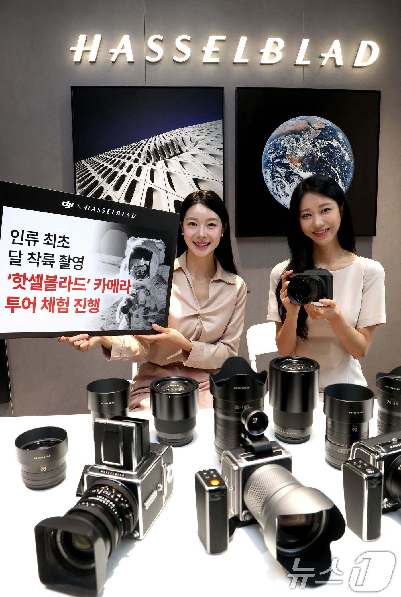 (서울=뉴스1) 이광호 기자 = 20일 오전 서울 강남구 신사동에 오프한 DJI ·핫셀블라드 플래그십 매장에서 모델들이 핫셀블라드 제품을 소개하고 있다.이날 오픈한 플래그십 매장에 …