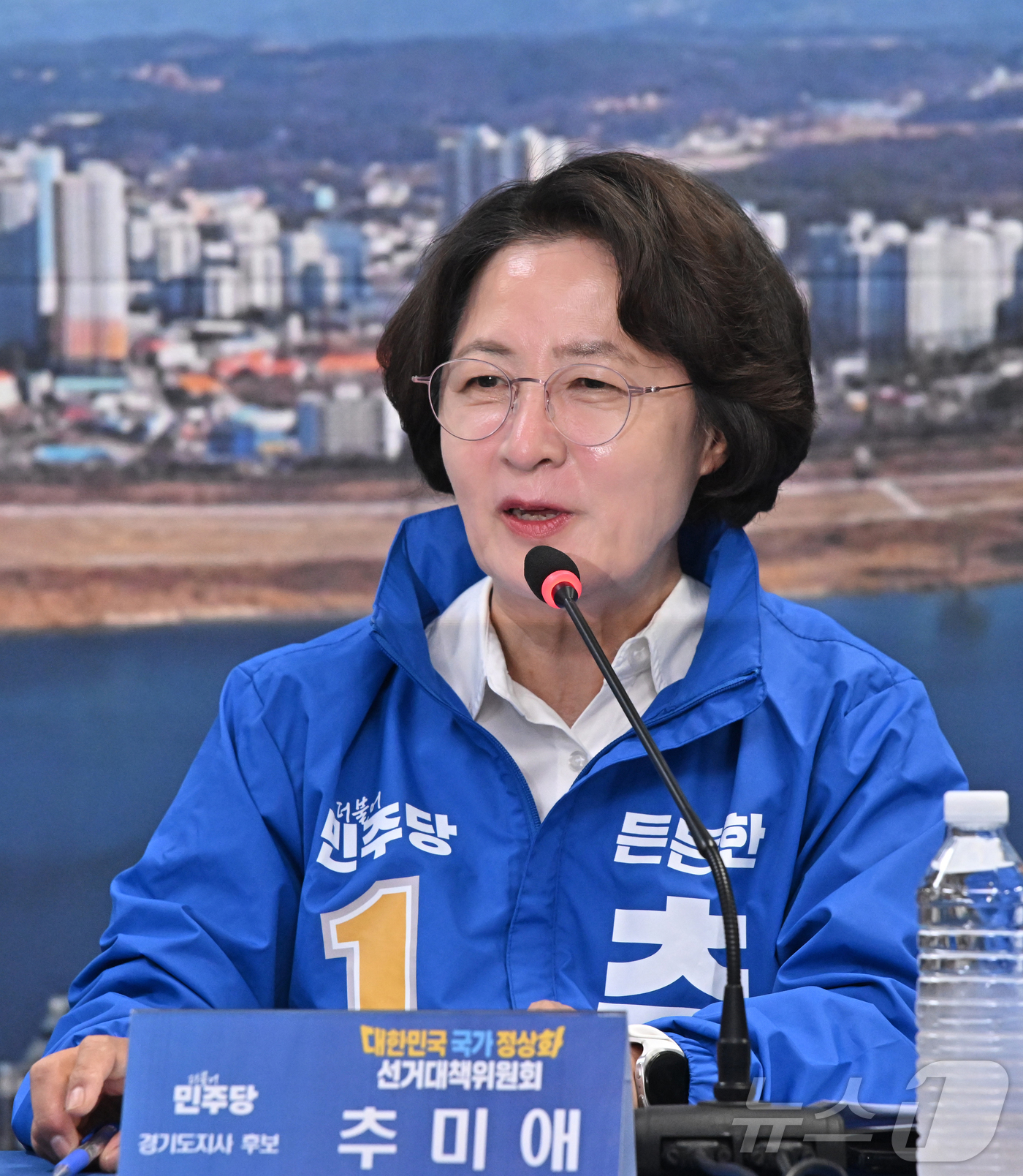 (여주=뉴스1) 김영운 기자 = 추미애 더불어민주당 경기도지사 후보가 20일 오전 경기도 여주시 박시선 더불어민주당 여주시장 후보 선거사무소에서 열린 더불어민주당 여주 현장최고위원 …
