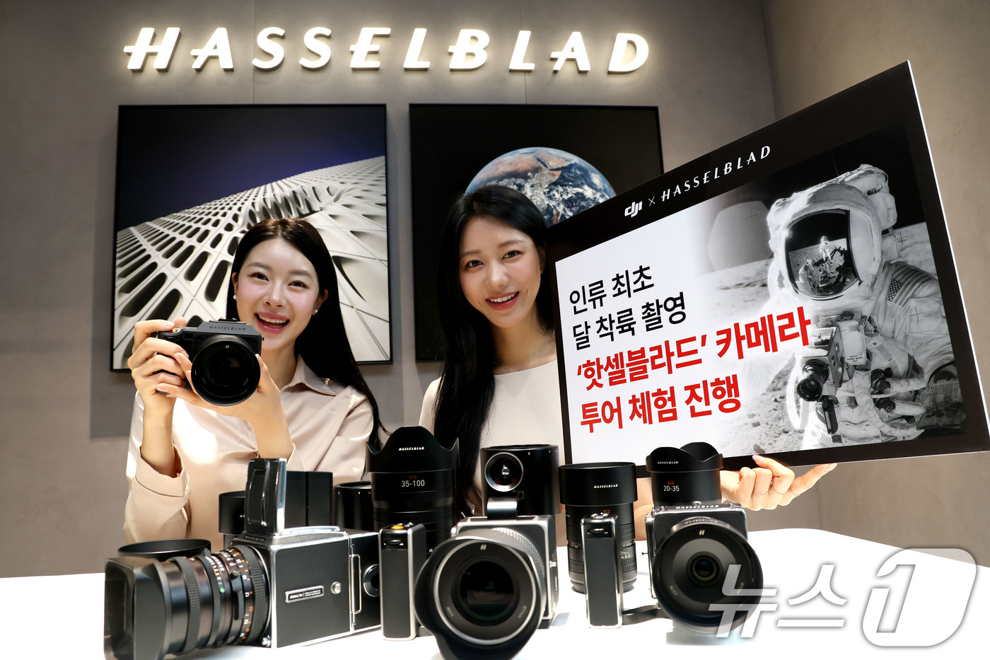 (서울=뉴스1) 이광호 기자 = 20일 오전 서울 강남구 신사동에 오프한 DJI ·핫셀블라드 플래그십 매장에서 모델들이 핫셀블라드 제품을 소개하고 있다.이날 오픈한 플래그십 매장에 …