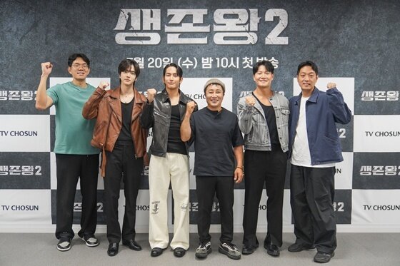 본문 이미지 - (왼쪽부터) 윤종호 PD, 더보이즈 영훈, 육준서, 김병만, 김종국, 이승훈 CP /사진제공=TV조선