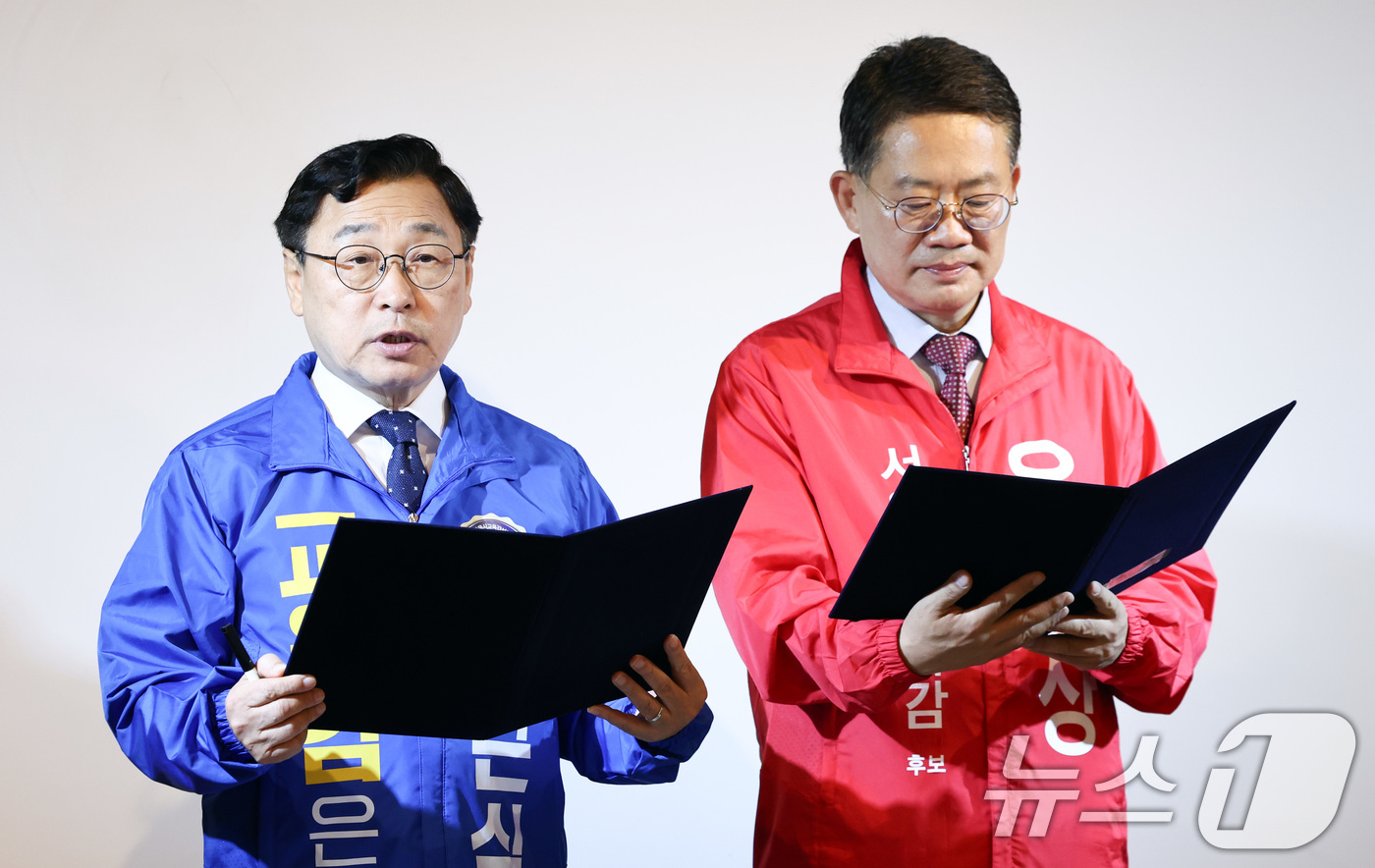 (서울=뉴스1) 최지환 기자 = 정근식(왼쪽), 윤호상 서울시교육감 후보가 20일 서울 종로구 종로문화공간온에서 '품격있는 서울시교육감 선거와 미래교육을 위한 공동선언문'을 발표하 …
