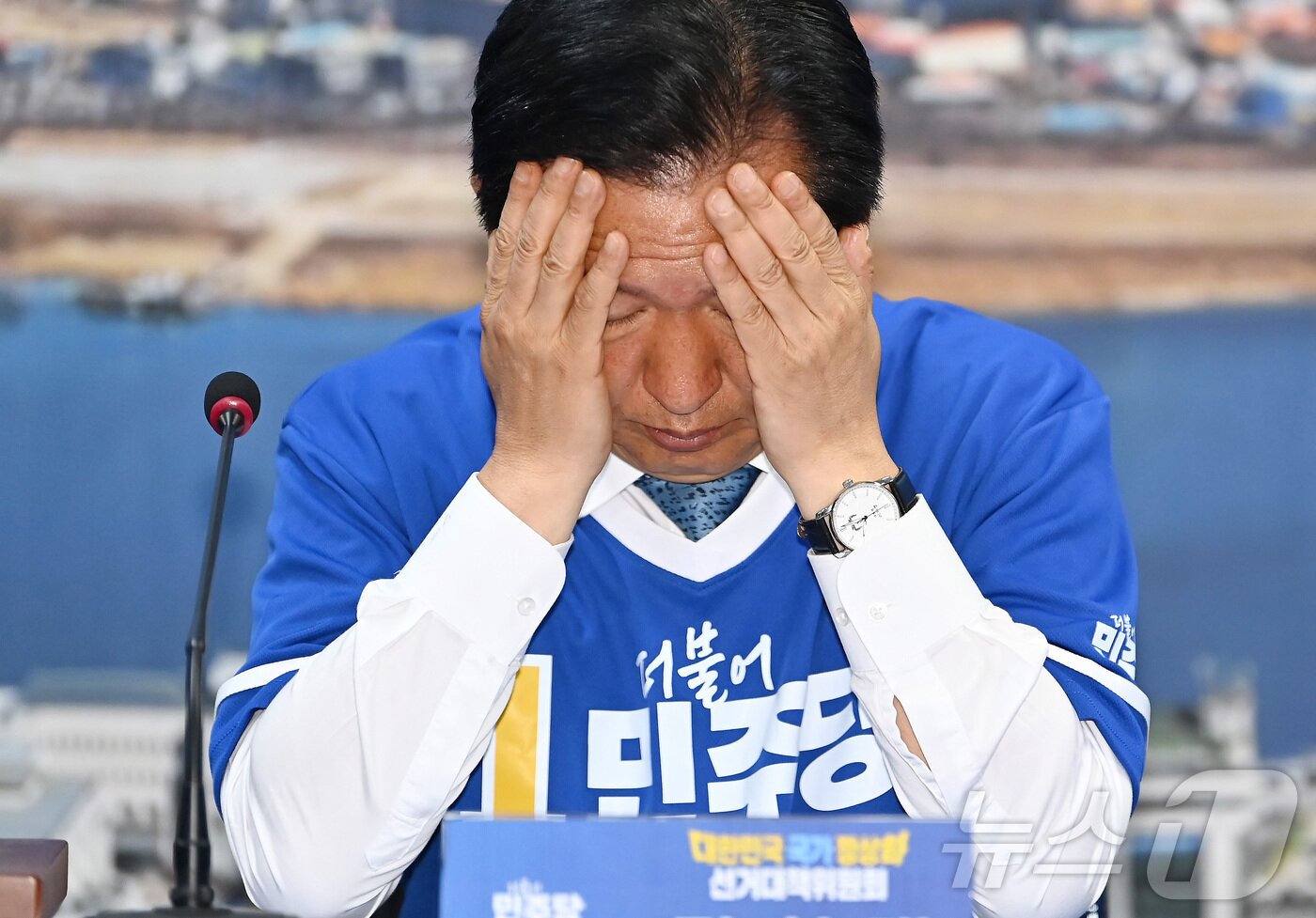 본문 이미지 - 정청래 더불어민주당 대표가 20일 경기 여주시 박시선 여주시장 후보 선거사무소에서 열린 중앙선거대책위원회의에서 생각에 잠겨 있다. (공동취재) ⓒ 뉴스1 김영운 기자