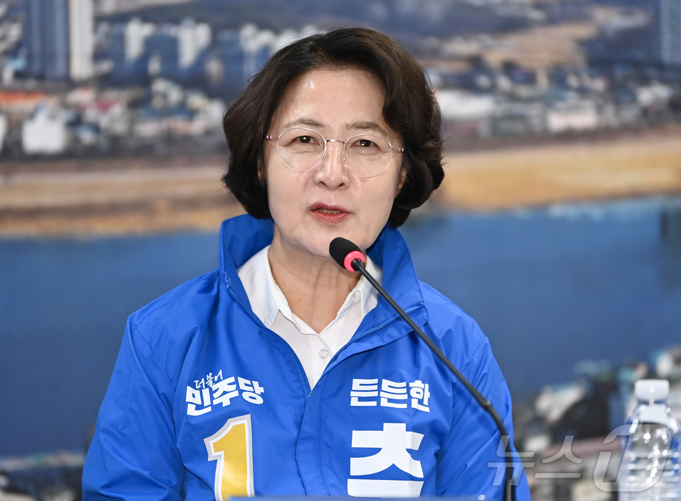 (여주=뉴스1) 김영운 기자 = 추미애 더불어민주당 경기도지사 후보가 20일 경기 여주시 박시선 여주시장 후보 선거사무소에서 열린 중앙선거대책위원회의에서 발언하고 있다. (공동취재 …
