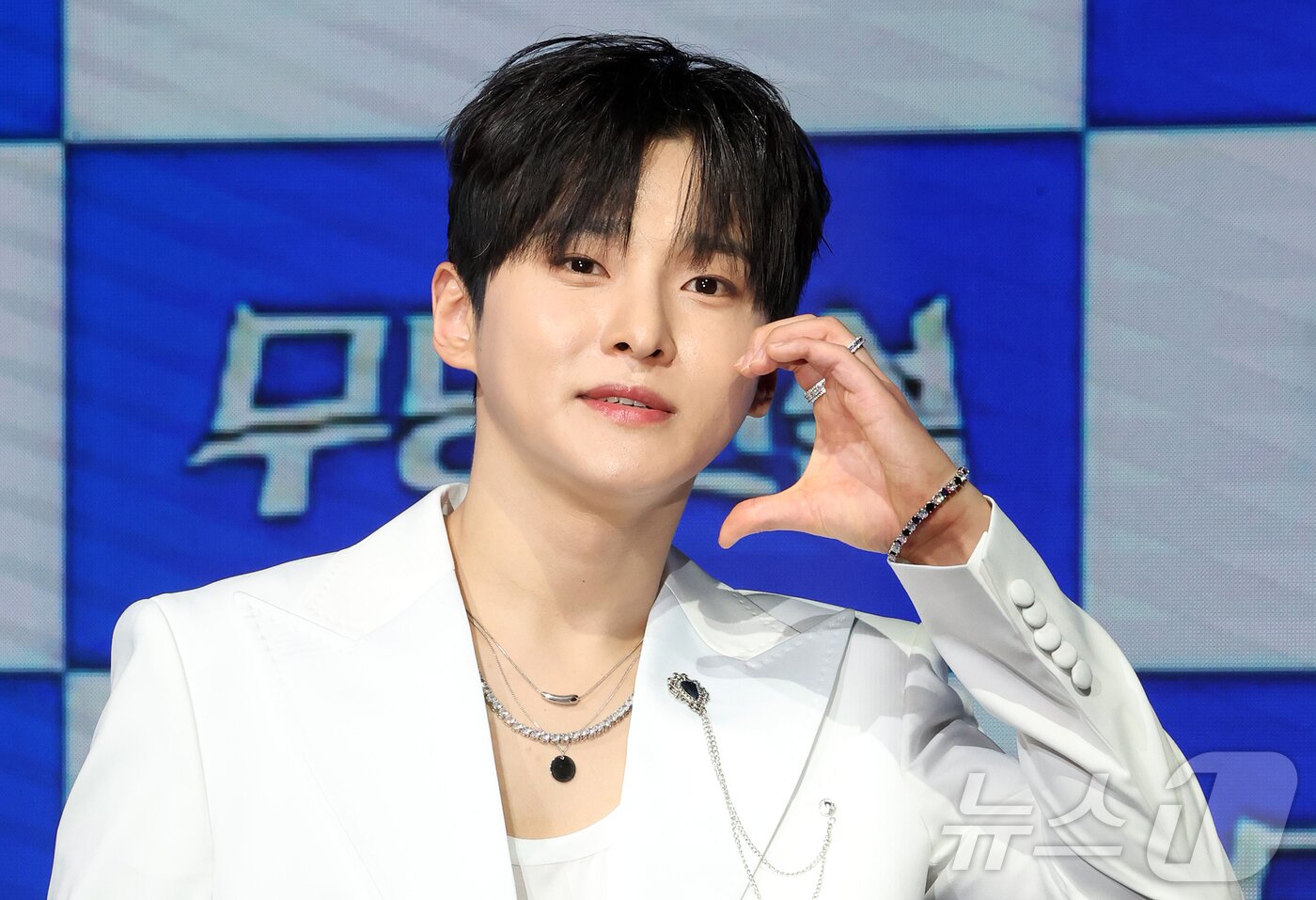 본문 이미지 - MBN 트롯 오디션 ‘무명전설-트롯 사내들의 서열전쟁’에서 우승을 차지한 가수 성리가 20일 서울 마포구 쇼킹케이팝센터에서 열린 톱7 기자간담회에 참석해 포즈를 취하고 있다. 2026.5.20 ⓒ 뉴스1 김진환 기자